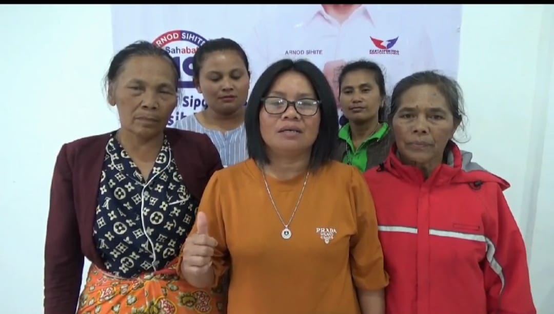 Srikandi Humbang Hasundutan memberikan dukungan kepada Arnod Sihite sebagai anggota DPR RI.