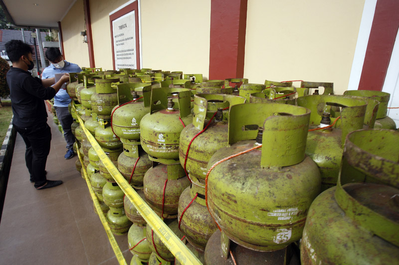 Sebuah rumah di Tangsel digerebek Polisi karena mengoplos gas tiga kilogram ke tabung 12 kg.