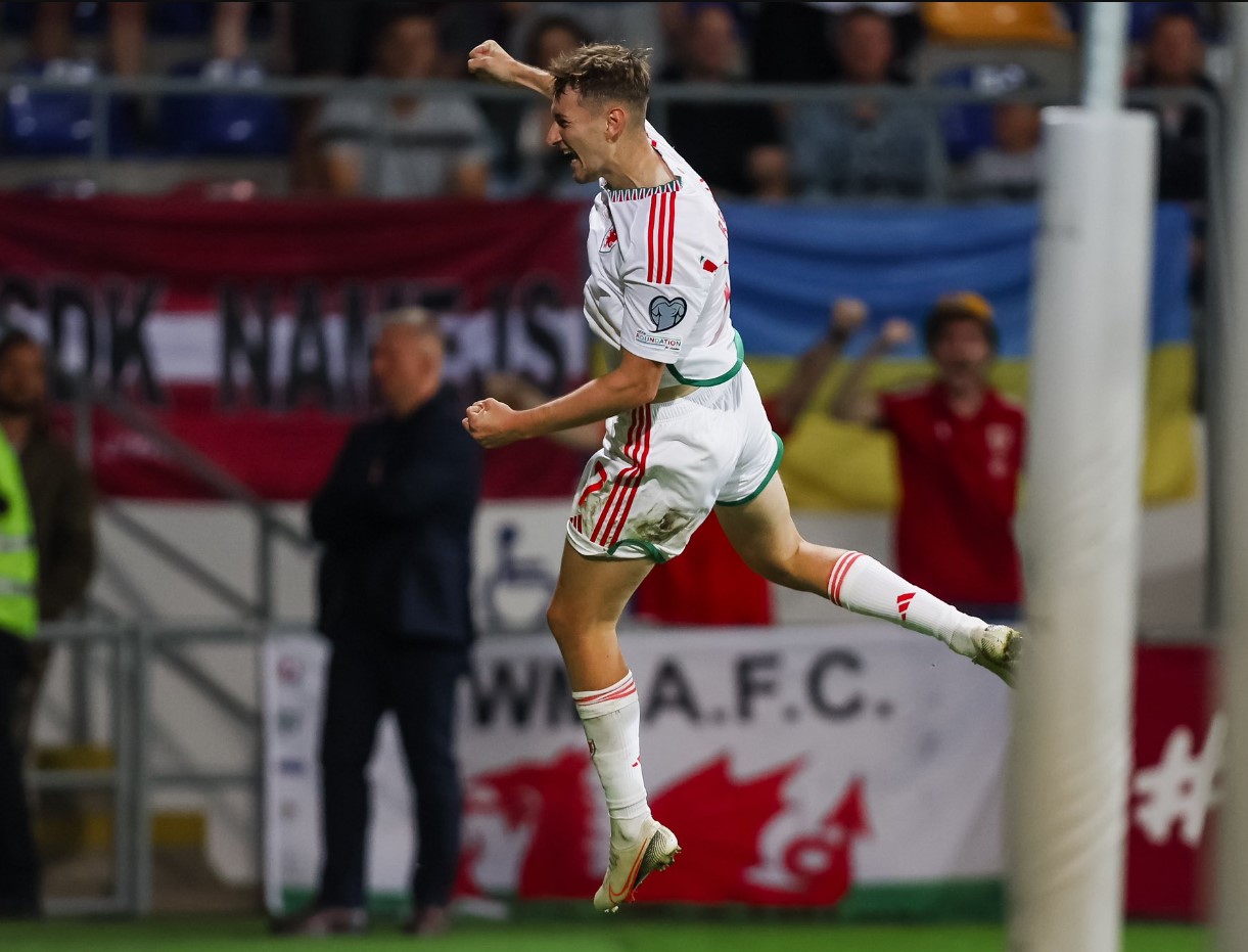 Penyerang timnas Wales David Brooks melakukan selebrasi usai mencetak gol ke gawang Latvia di laga kualifikasi Piala Eropa 2024.