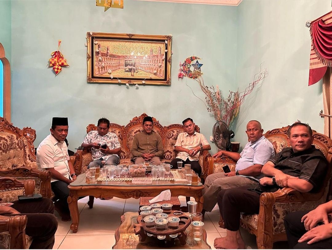 Menteri Investasi/Kepala BKPM Bahlil Lahadalia (kiri) bertemu masyarakat Pulau Rempang.