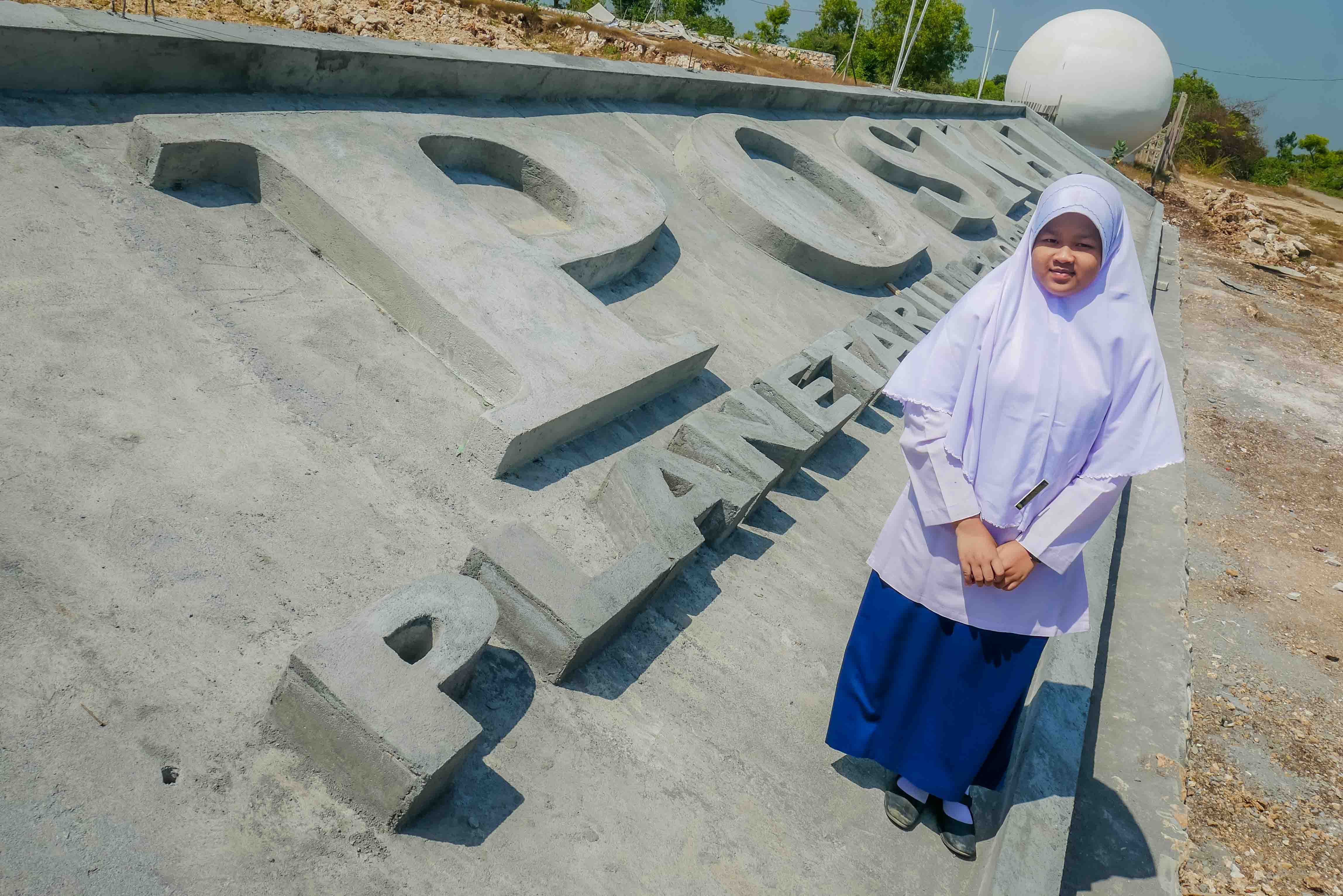 Penulis berfoto di area kompleks planetarium dan observatorium Pondok Karangasem Paciran, Lamongan, Jawa Timur.