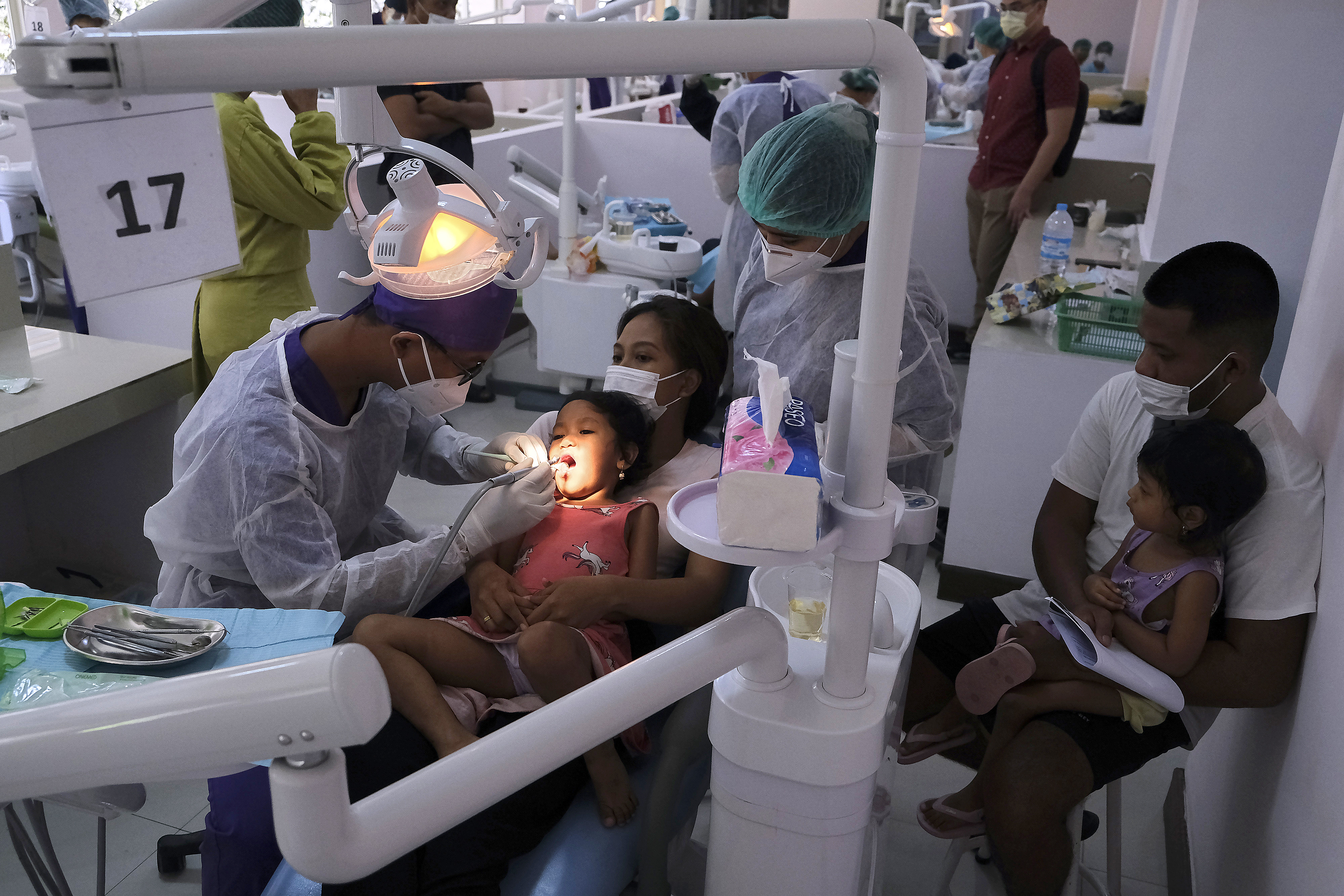 Dokter gigi memeriksa gigi balita  di Rumah Sakit Universitas Udayana, Badung, Bali.