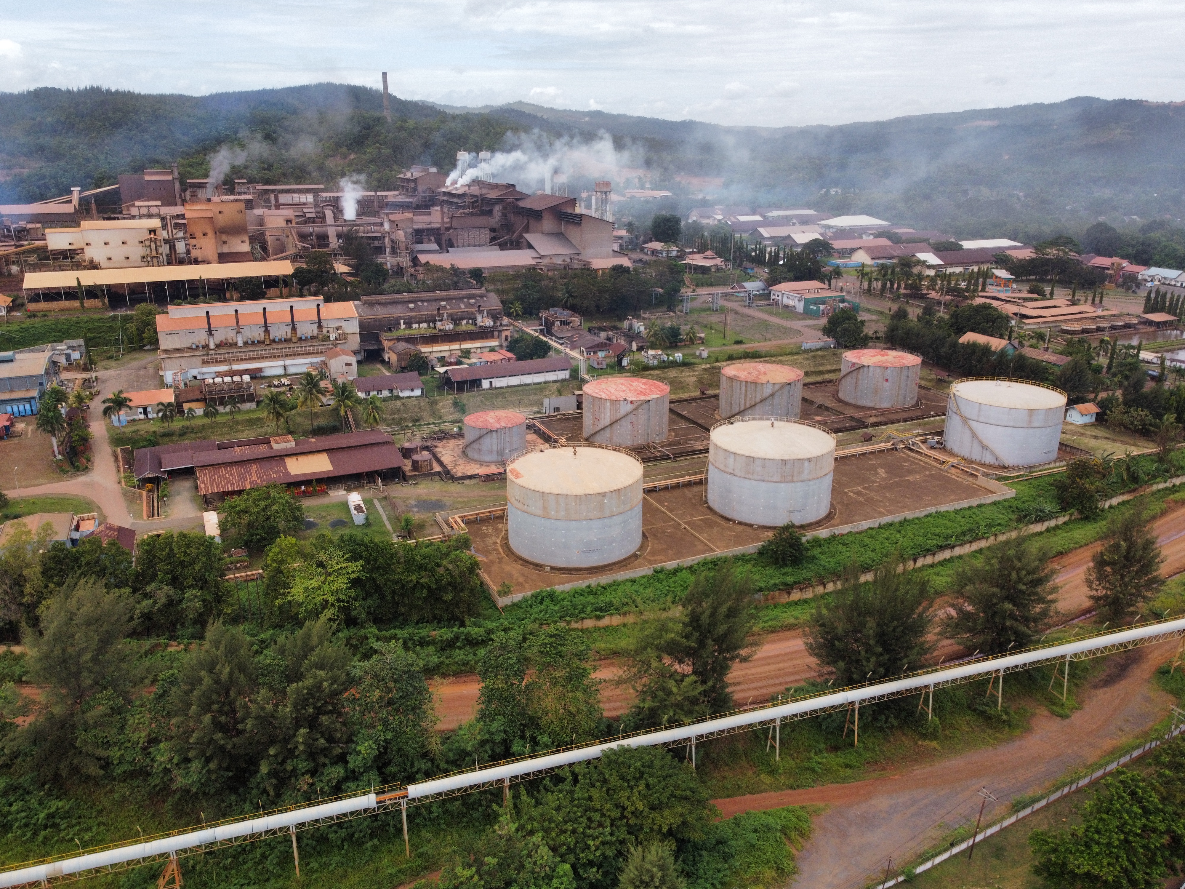 Foto udara areal pabrik pengolahan ore nikel milik PT Antam Tbk di Kecamatan Pomalaa, Kolaka, Sulawesi Tenggara.