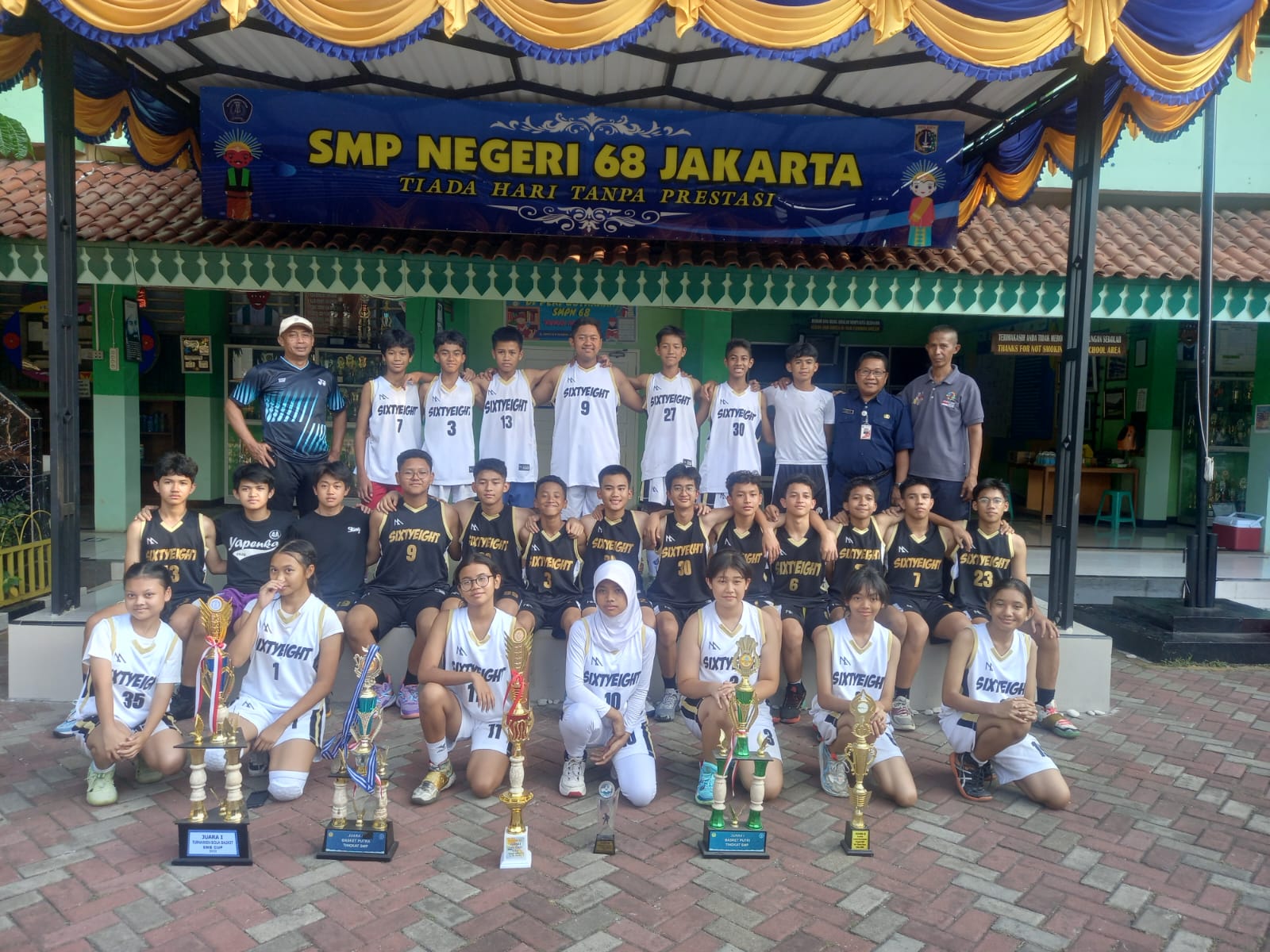 Kepala SMPN 68 Jakarta Juwito (kanan kedua atas) bersama pembina ekstrakurikuler Dede Sofyan (kiri pertama atas) dan tim basket SMPN 68.