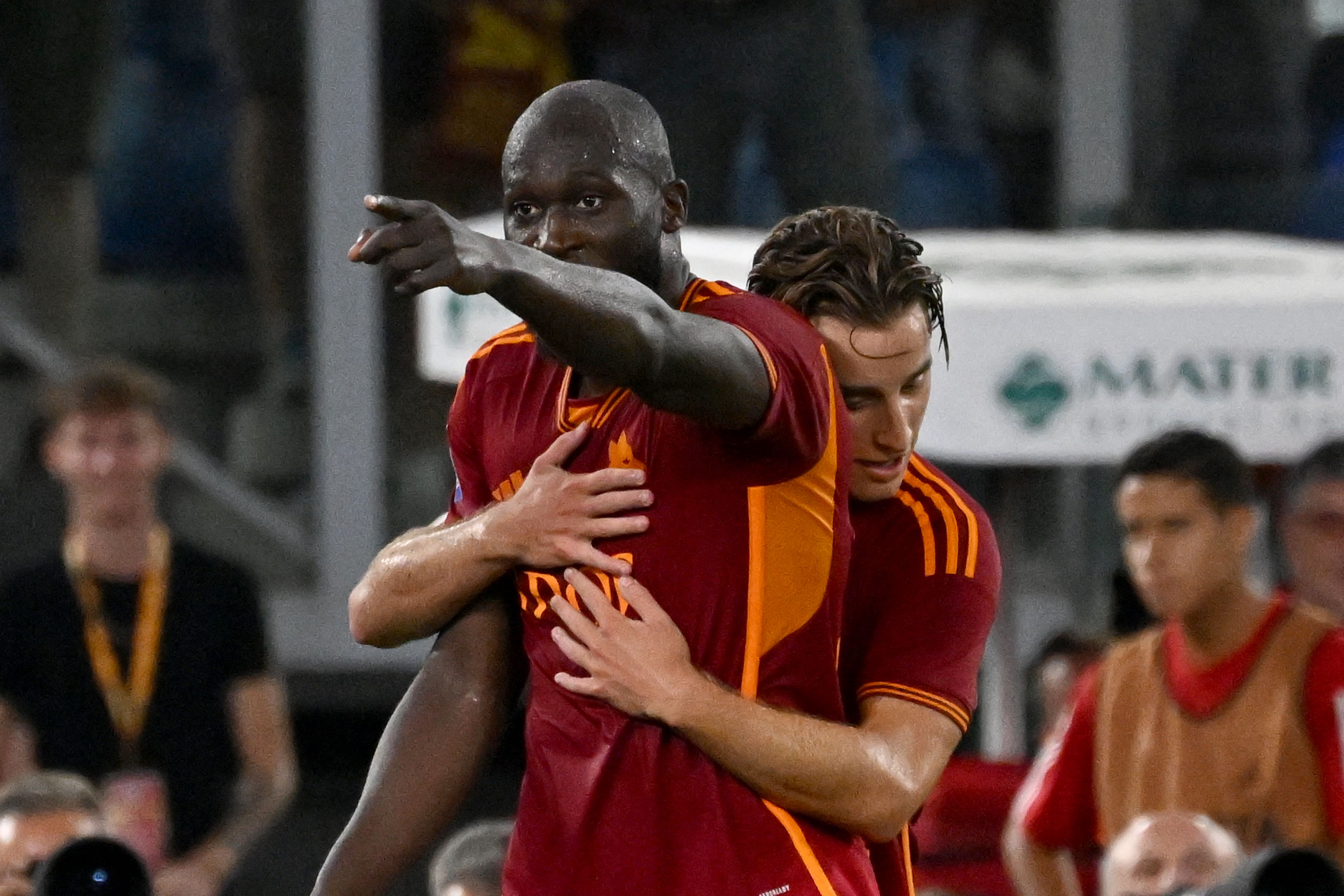 Penyerang AS Roma Romelu Lukaku melakukan selebrasi usai mencetak gol ke gawang Empoli di laga lanjutan Serie A.