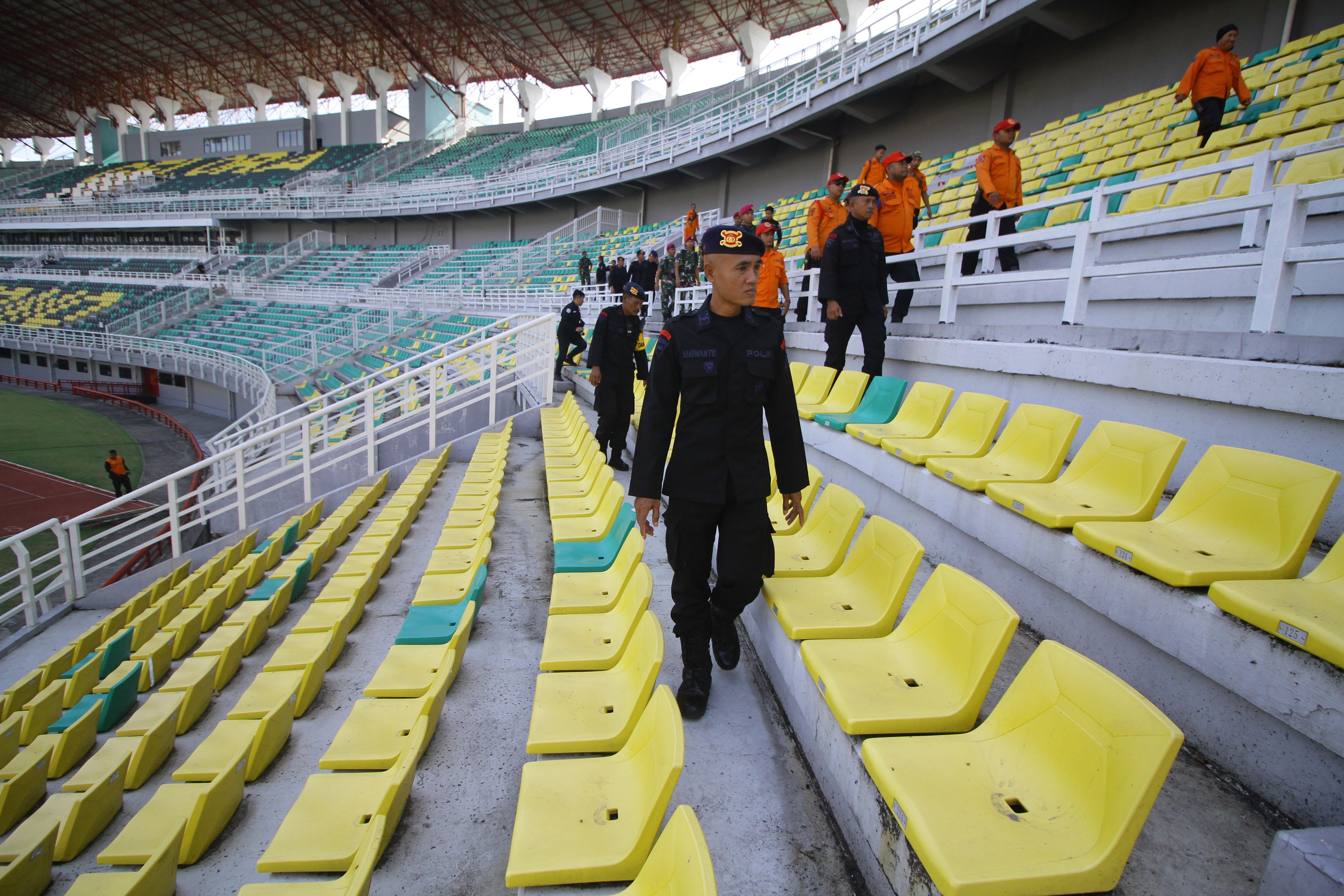 Personil Polri dan BPBD menyisir tribun penonton stadion Gelora Bung Tomo, Surabaya, Jawa Timur.