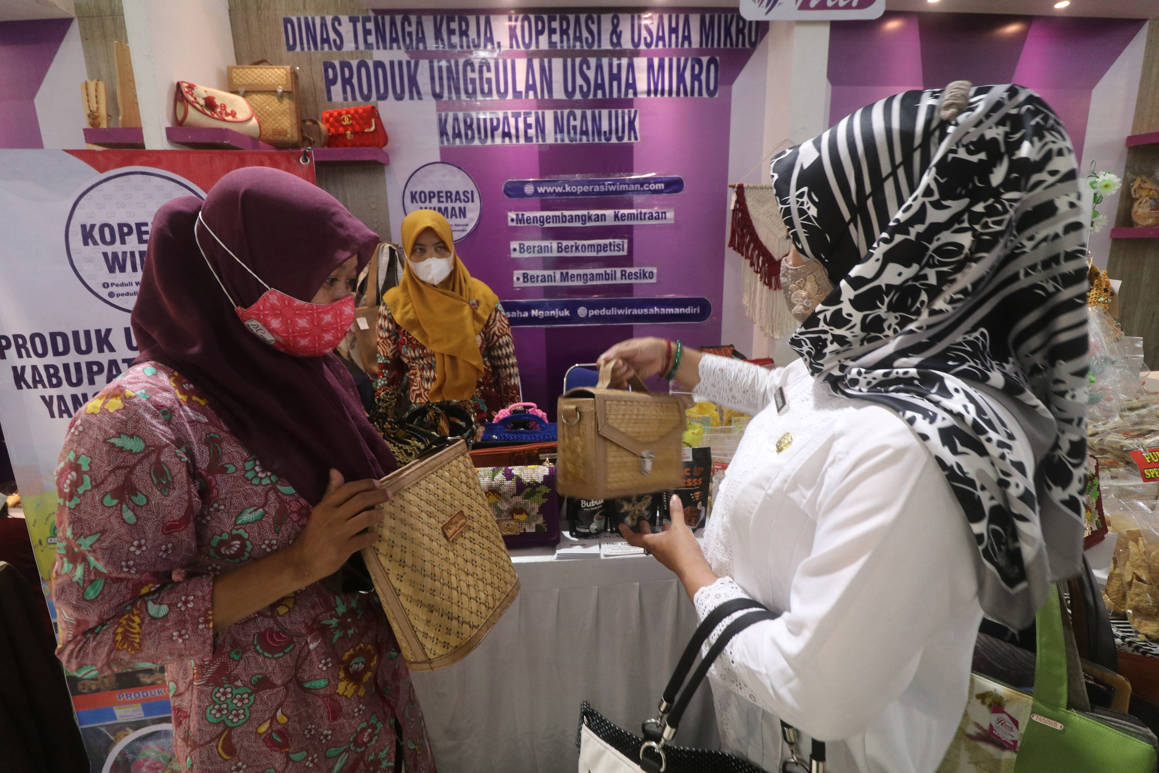 Pengunjung melihat tas berbahan baku tanaman enceng gondok saat pameran produk UMKM di Trenggalek, Jawa Timur, Rabu (24/11/2021).