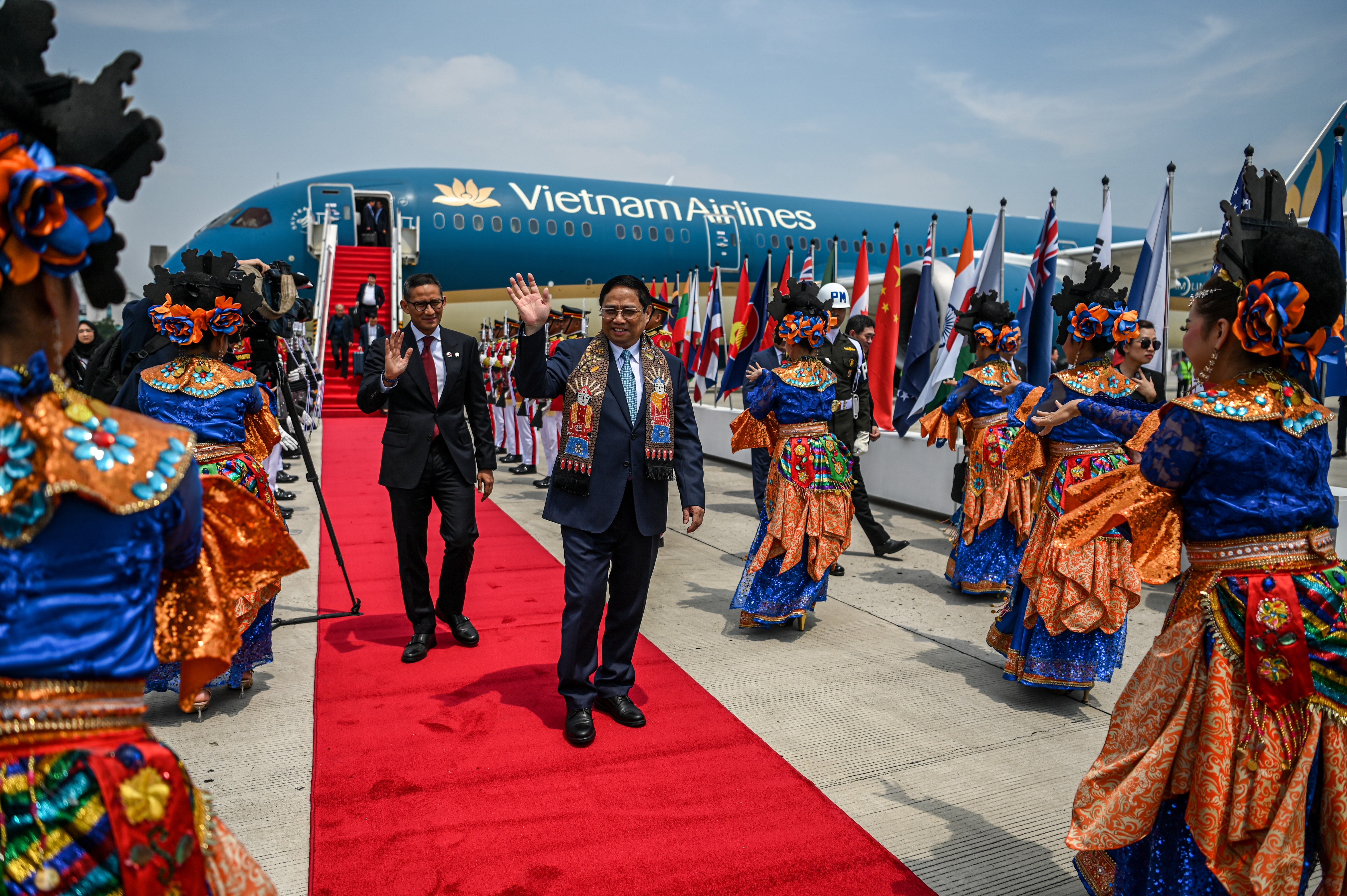 Perdana Menteri Vietnam Pham Minh Chinh (kanan) didampingi Menparekraf Sandiaga Uno (kiri) disambut tarian tradisional
