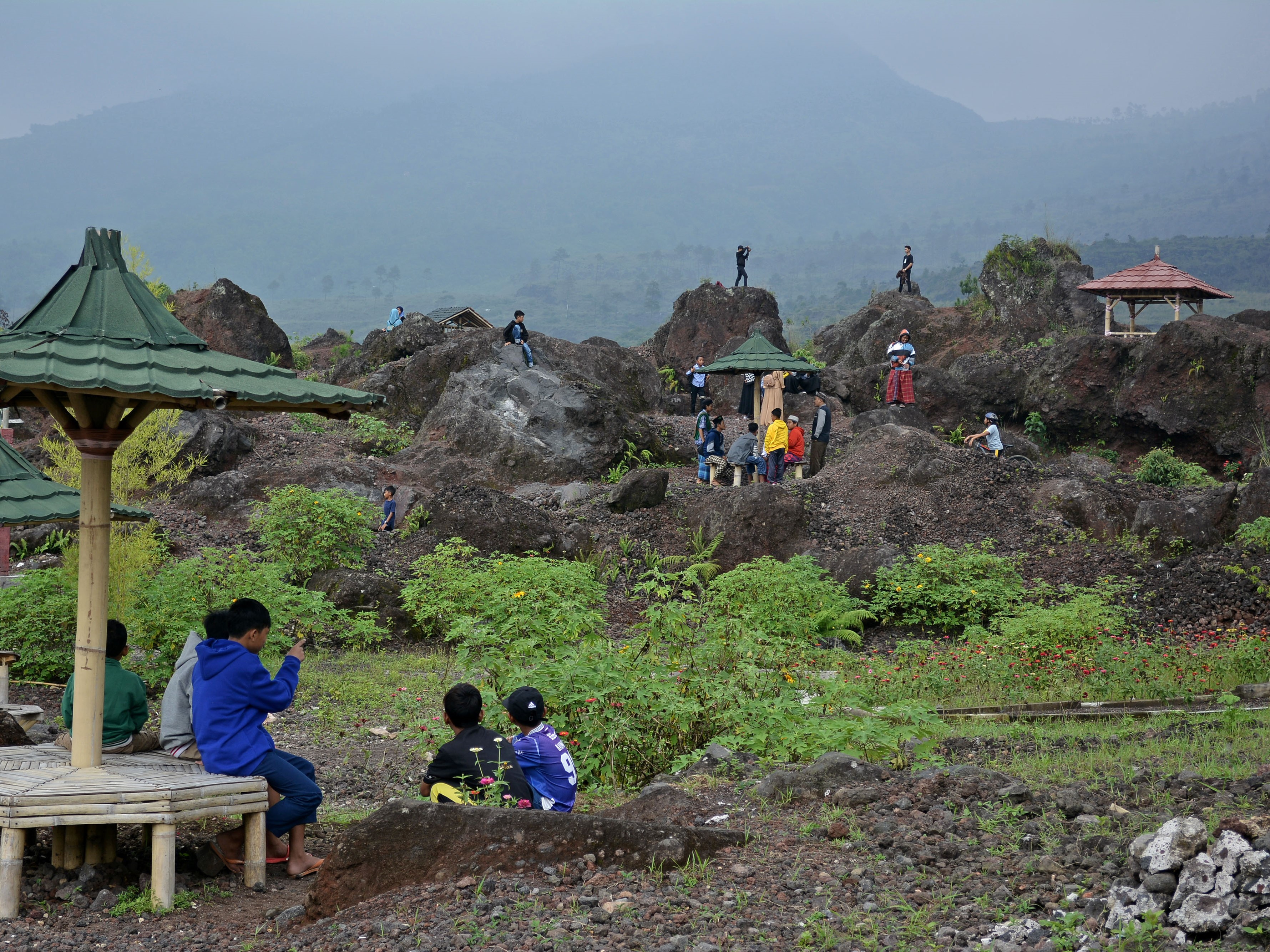Sejumlah wisatawan mengunjungi kawasan Geowisata blok Seureuh Jawa, Tarogong Kaler, Kabupaten Garut, Jawa Barat, Minggu (24/1/2021).