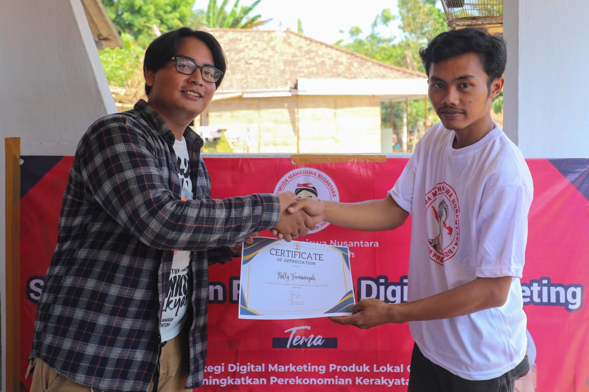 Penyerahan sertifikat pelatihan pemasaran digital yang digelar PMN di Bangkalan, Jawa Timur