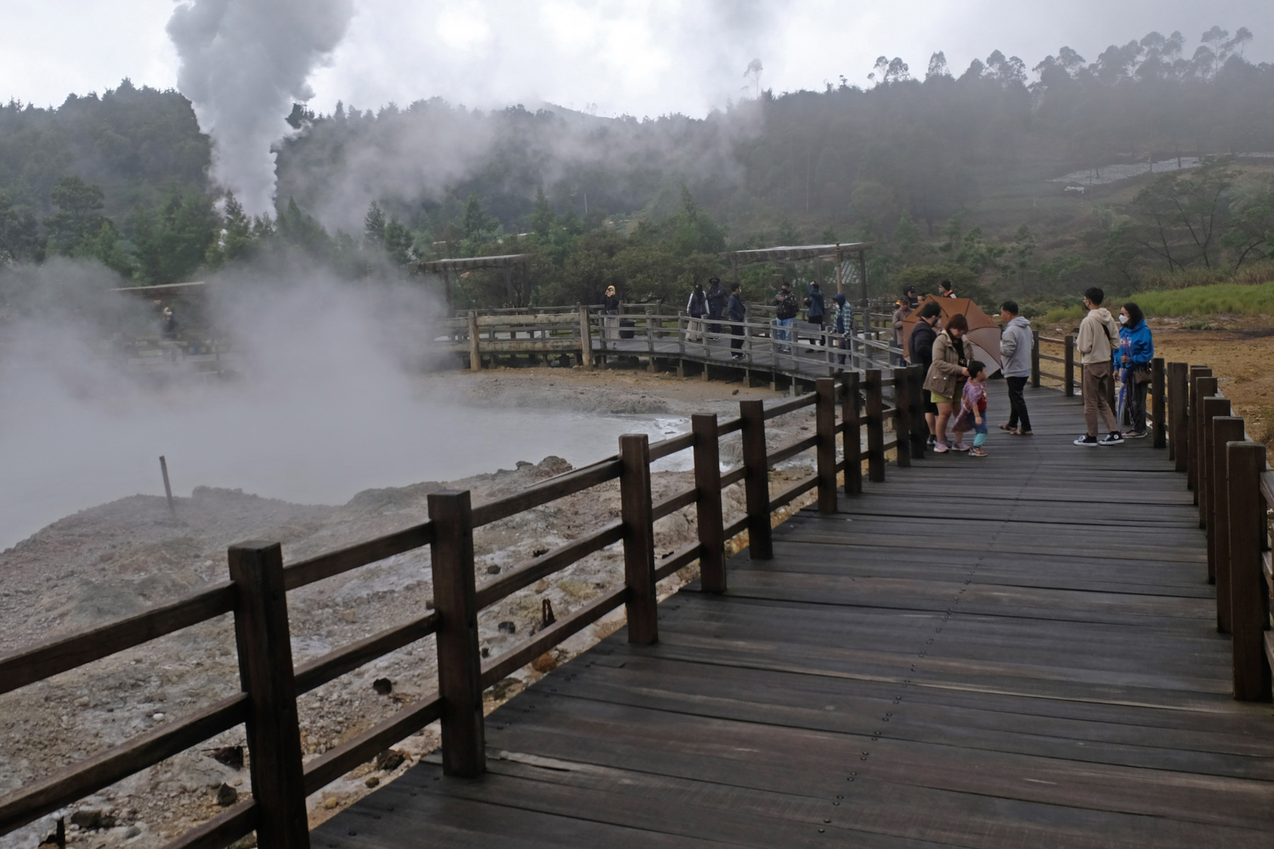  Wisatawan berada di wisata alam kawah SIkidang kawasan dataran tinggi Dieng, Banjarnegara, Jawa Tengah.