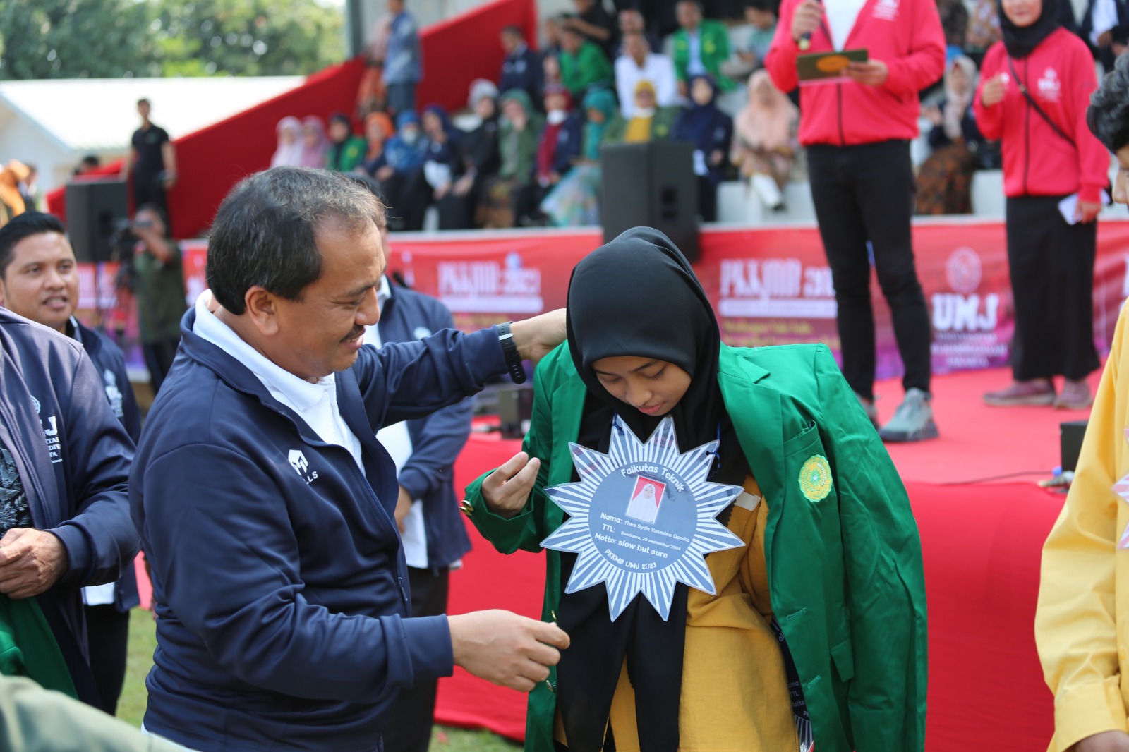Penyematan jas almamater bagi mahasiswa baru Universitas Muhammadiyah Jakarta, Senin (18/9).