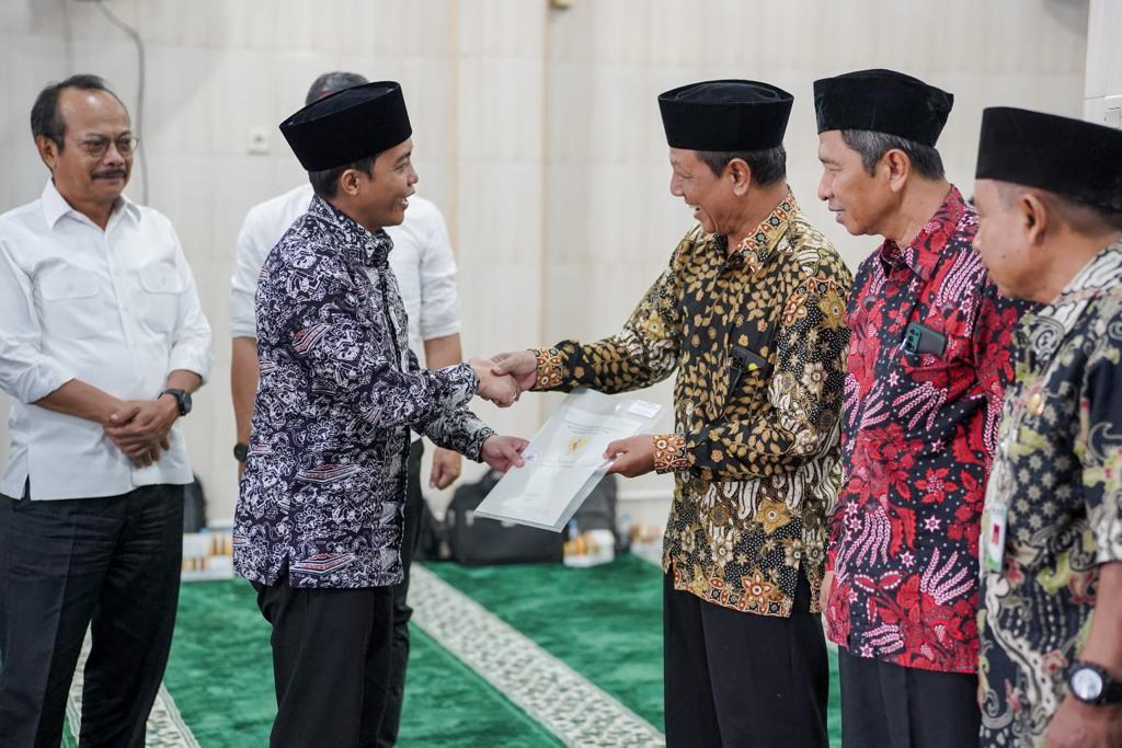 Wamen ATR/BPN Raja Juli Antoni menyerahkan tanah yang diwakafkan oleh Presiden Joko Widodo kepada KH Abdul Karim Ahmad.