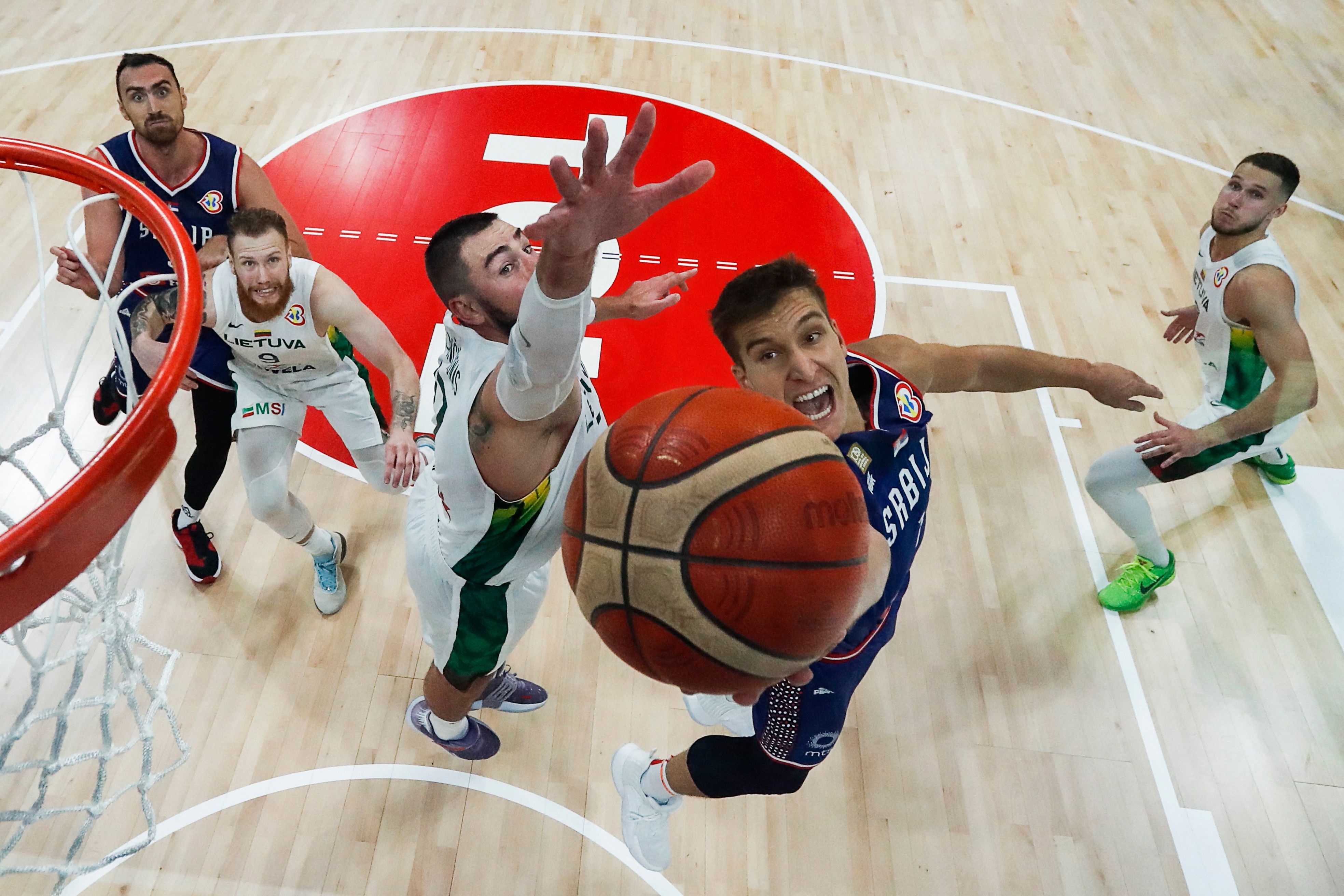 Pebasket Serbia Bogdan Bogdanovic melakukan layup dalam laga perempat final Kejuaraan Dunia Bola Basket melawan Lithuania.
