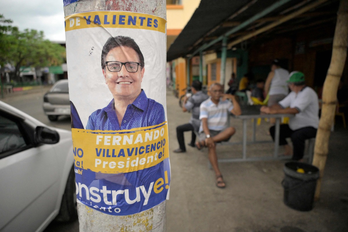Poster dukungan bagi capres Ekuador Fernando Villavicencio.