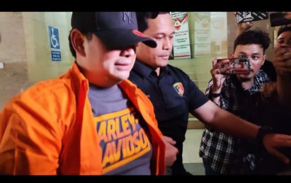 Dito Mahendra pakai baju tersangka saat tiba di Mabes Polri 