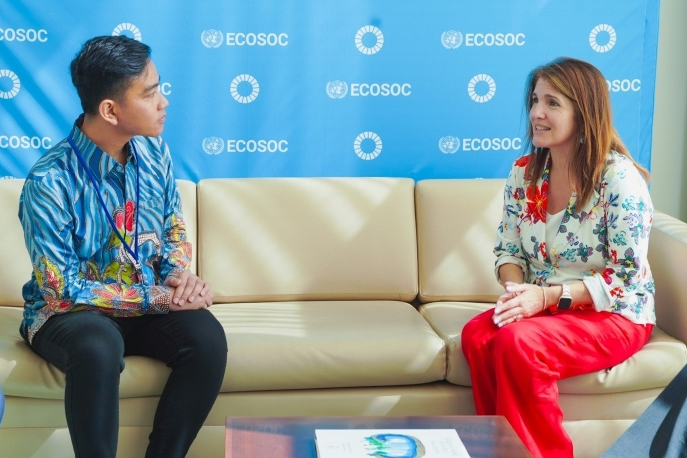 Wali Kota Solo Gibran Rakabuming (kiri) berdiskusi dengan Presiden Dewan Ekonomi dan Sosial PBB Paula Navaes di New York, AS, Selasa (12/9).