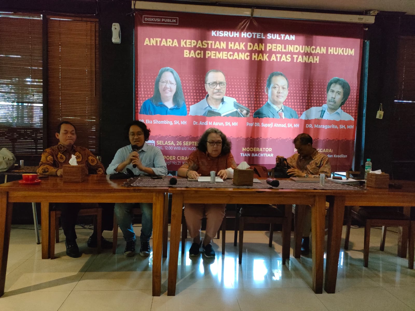 Pakar Hukum Agraria Eka Sihombing (tengah) dalam acara diskusi publik di Jakarta (26/09)