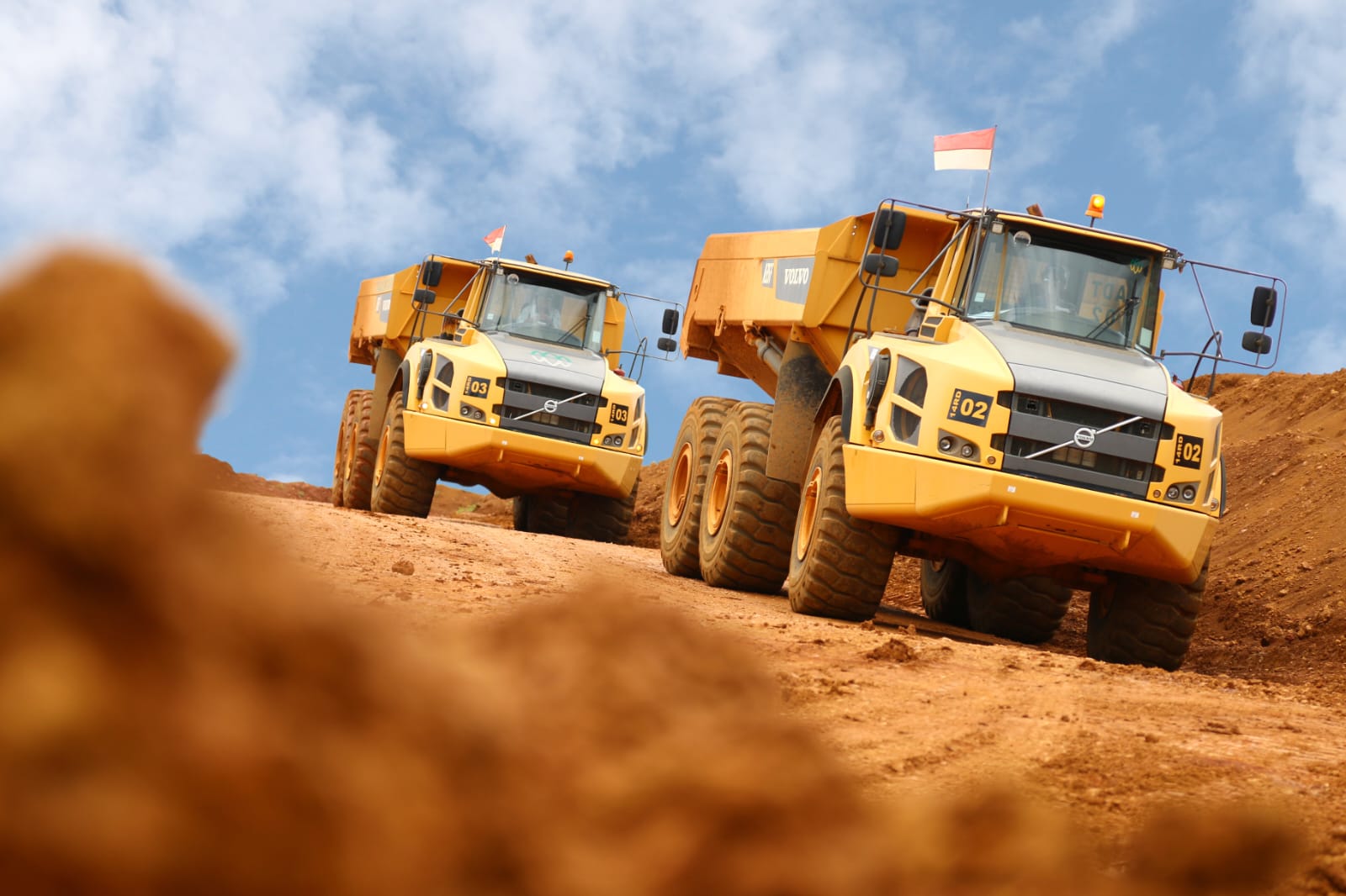 Truk pengakut di salah satu area pertambangan