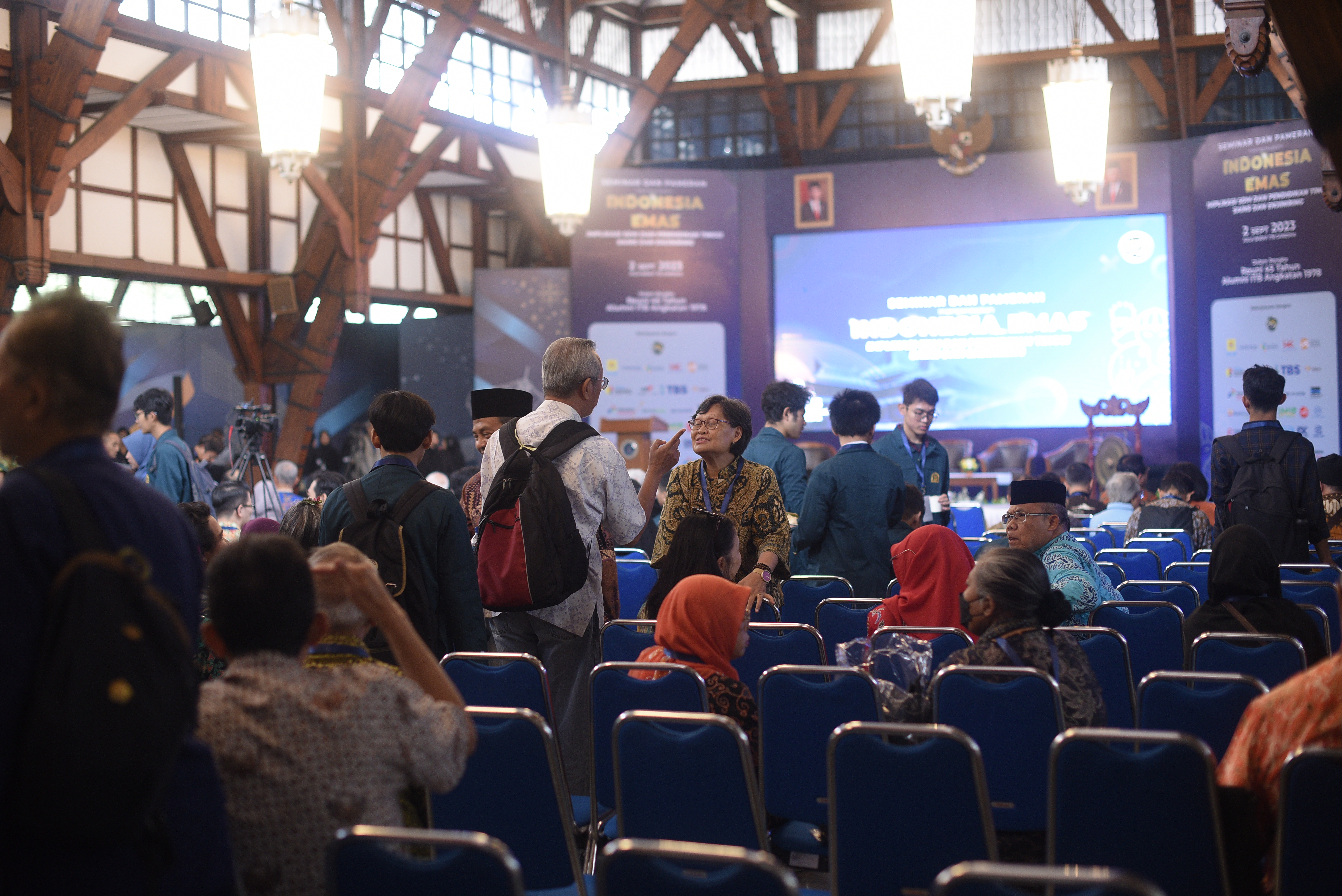 Seminar ini dengan tema “Mempersiapkan Indonesia Emas 2045, Implikasi SDM dan Peran Perguruan Tinggi Sains dan Enjiniring” di Bandung.