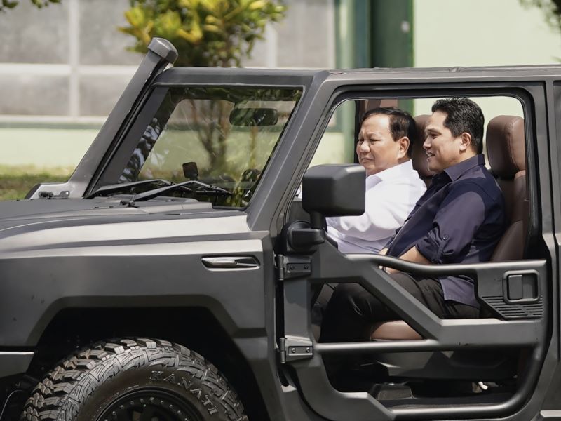 Prabowo Subianto dan Erick Thohir menjajal mobil taktis produksi Pindad.