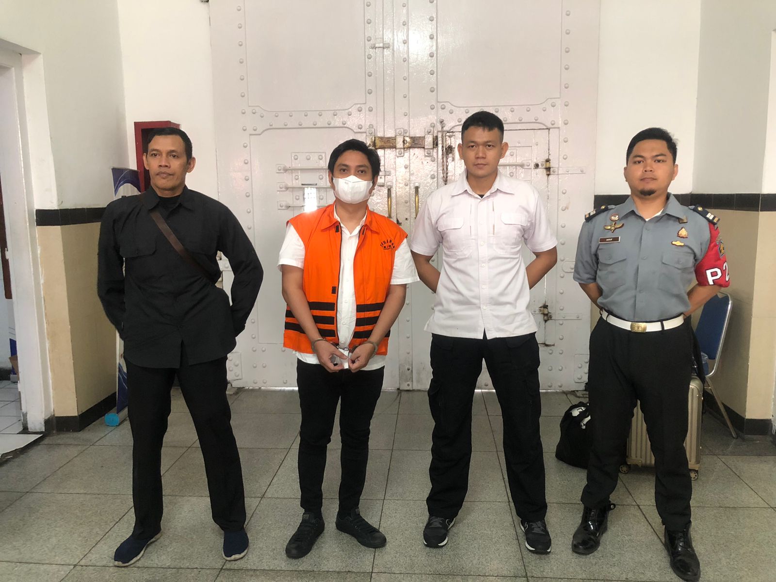 Mantan Bupati Tanah Bumbu Mardani Maming (kedua dari kiri).