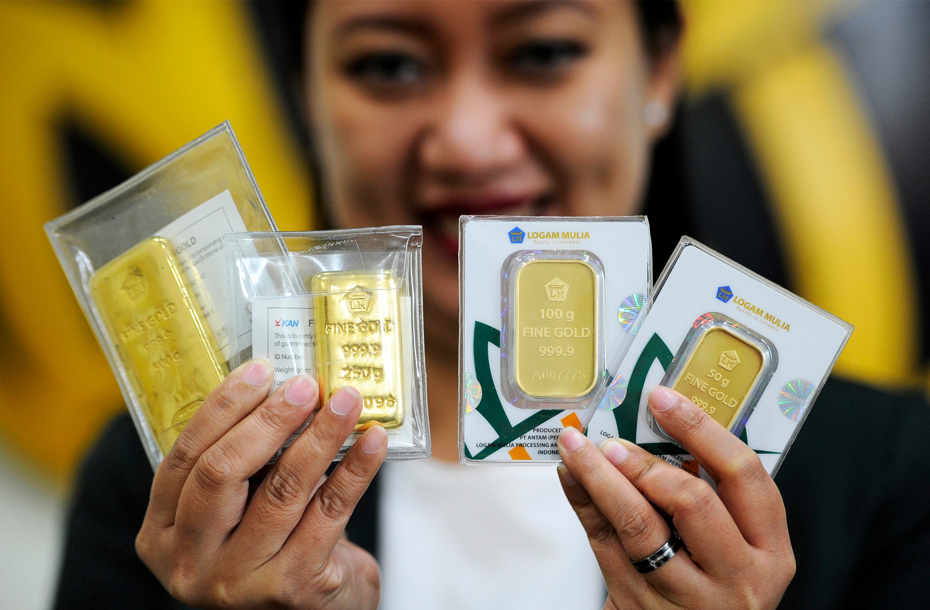 Petugas memperlihatkan emas batangan produksi PT Antam (Persero) Tbk di Butik Emas Logam Mulia, Jakarta, Kamis (7/4/2016). 