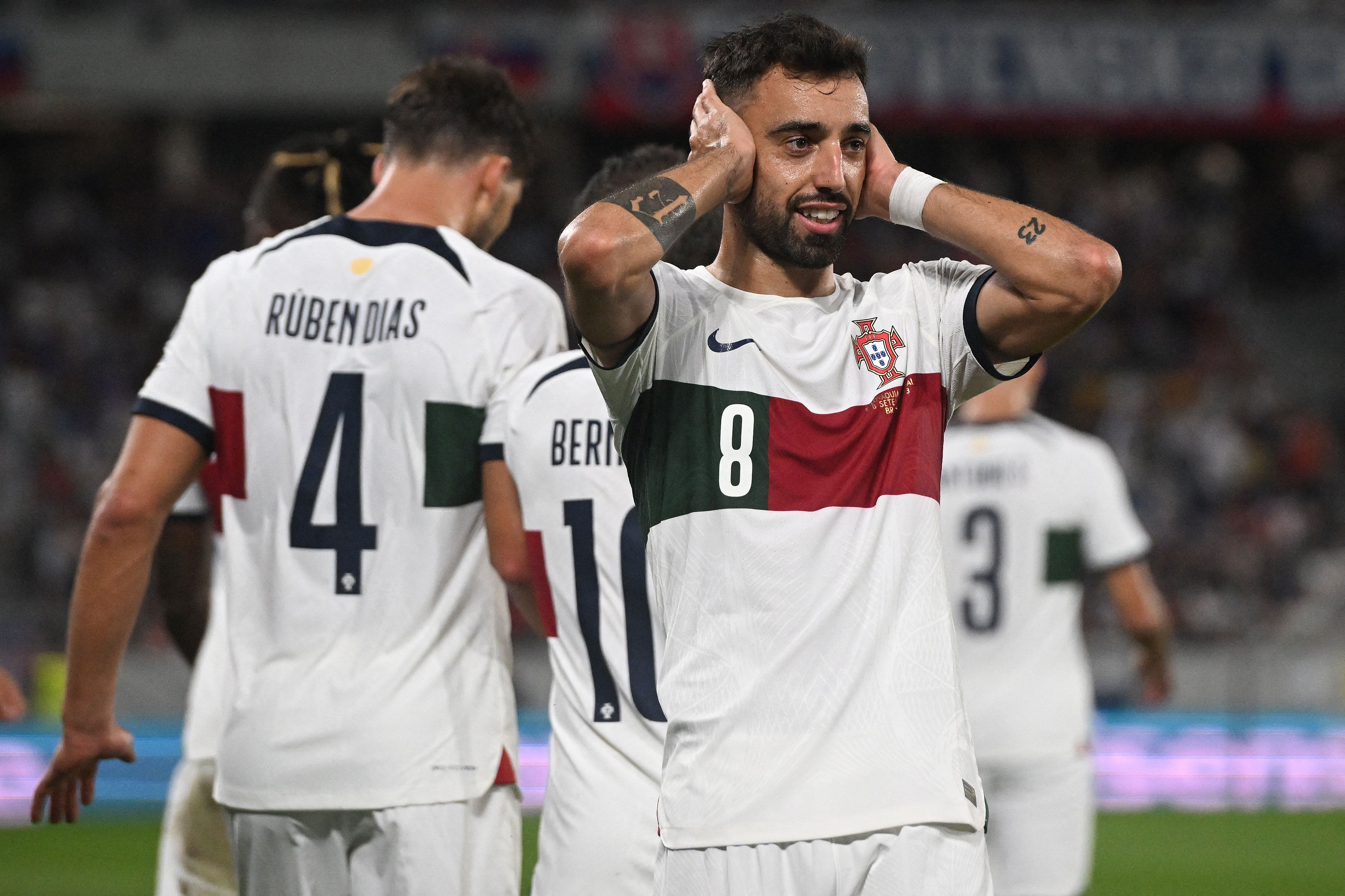 Gelandang Portugal Bruno Fernandes melakukan selebrasi usai mencetak gol ke gawang Slovakia di laga kualifikasi Piala Eropa 2024.