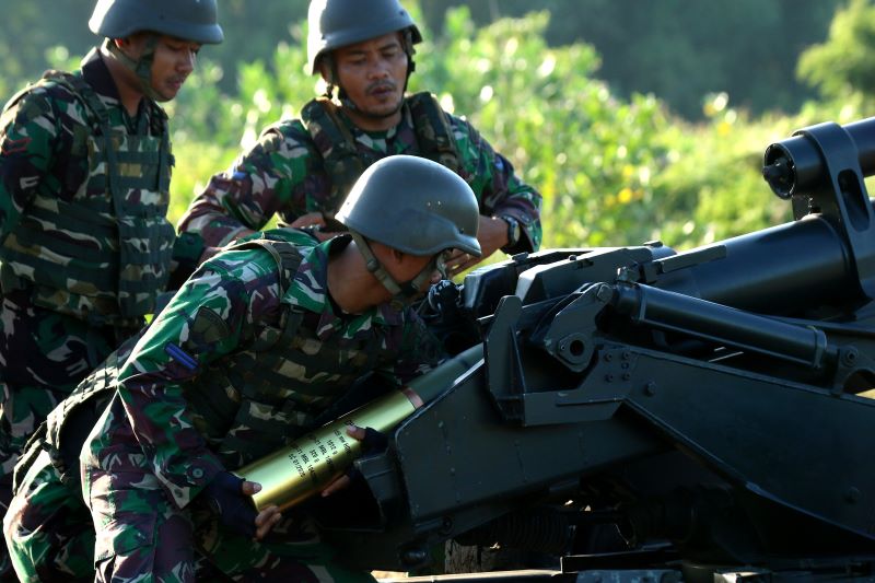 Prajurit Korps Marinir TNI AL menyiapkan amunisi Meriam Howitzer 105 mm pada tembakan bantuan.