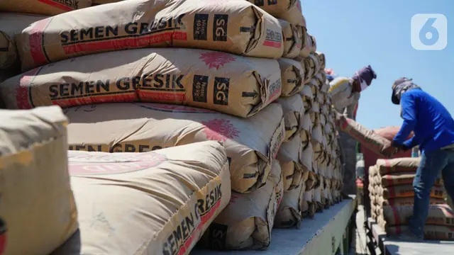 Pekerja merapikan karung Semen Indonesia atau Semen Gresik di Pelabuhan Sunda Kelapa, Jakarta. 