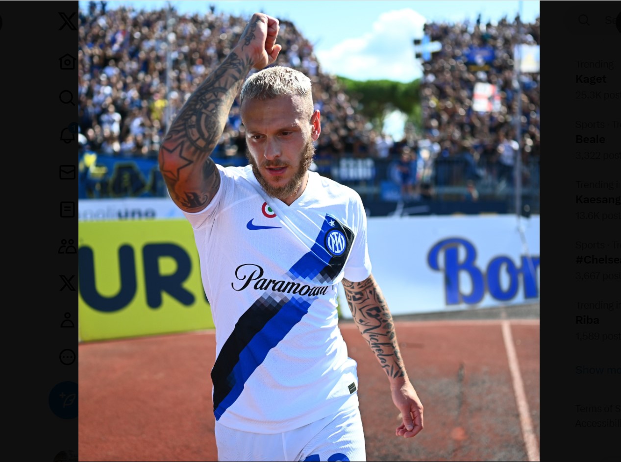 Bek Inter Milan Federico Dimarco melakukan selebrasi usai mencetak gol ke gawang Empoli di laga Serie A.