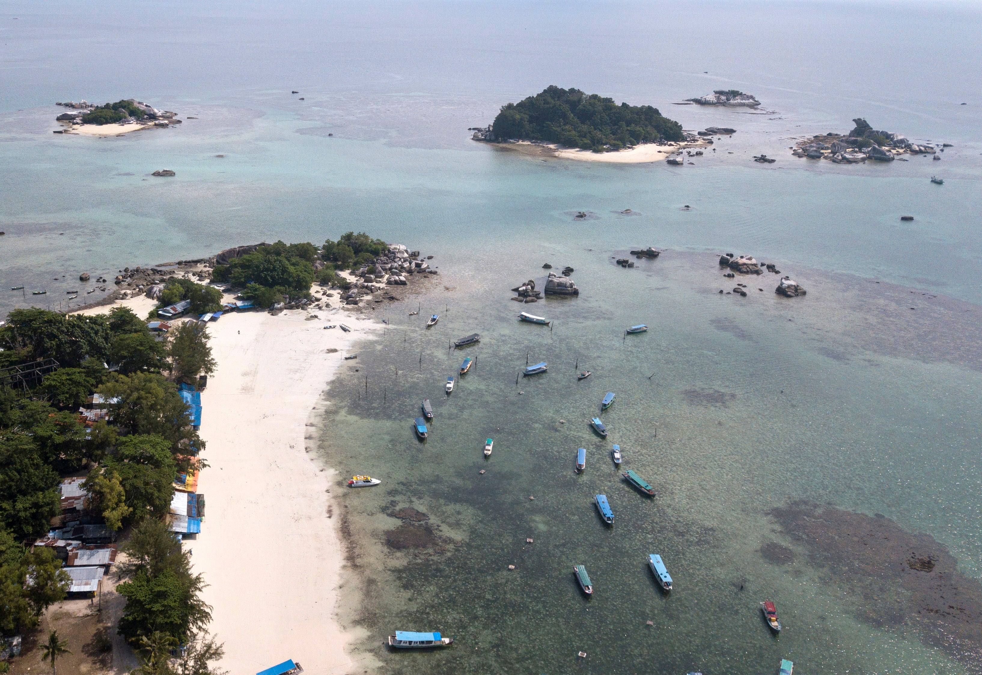 Foto udara pemandangan Pantai Tanjung Kelayang di Kabupaten Belitung, Provinsi Bangka Belitung, Jumat (20/5/2022).