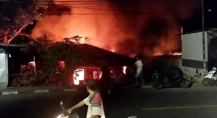 Kebakaran di Samping SPBU 01 Gege Larantuka - NTT.