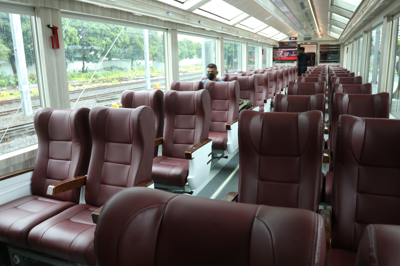 Kereta panoramic KA Taksaka.