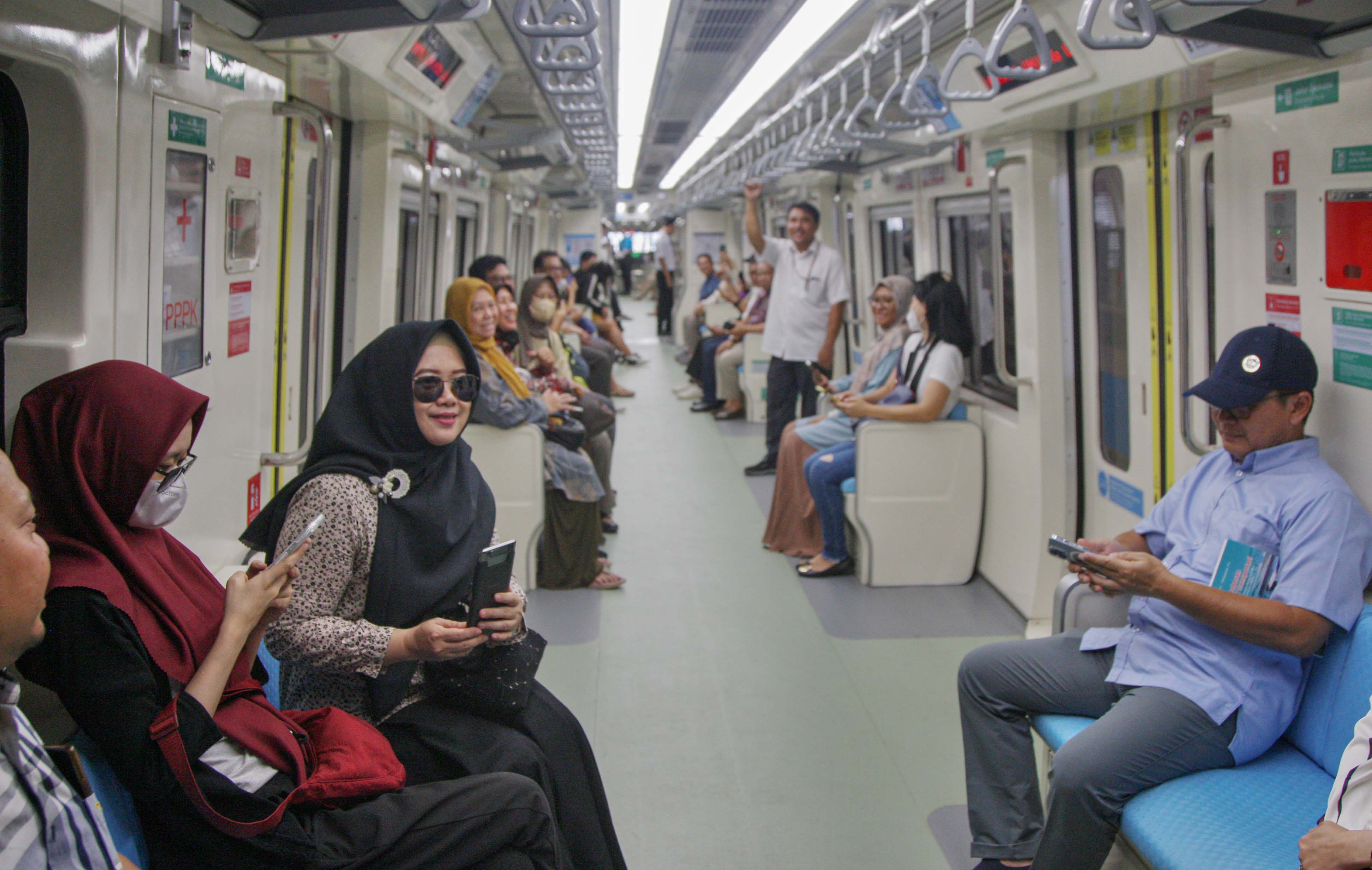 Penumpang memenuhi gerbong LRT Jabodebek dalam perjalanan dari Stasiun LRT Dukuh Atas menuju Stasiun LRT Jatimulya, Bekasi.