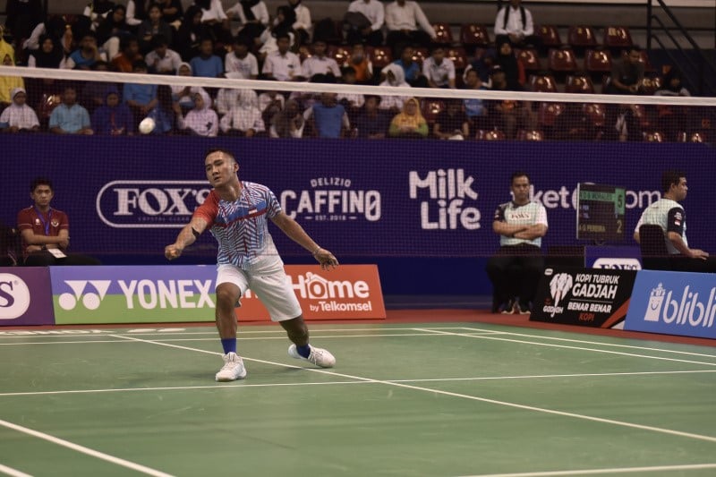 Hikmat Ramdani ( SL4) terlalu kuat bagi lawan pada ajang Fox's Indonesia Para Badminton Internasional 2023. 