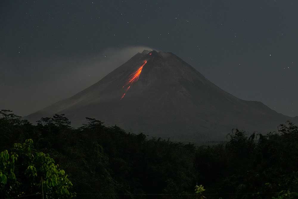 Luncuran lava pijar Gunung Merapi terlihat dari Turi, Sleman, DI Yogyakarta, Sabtu (5/8).