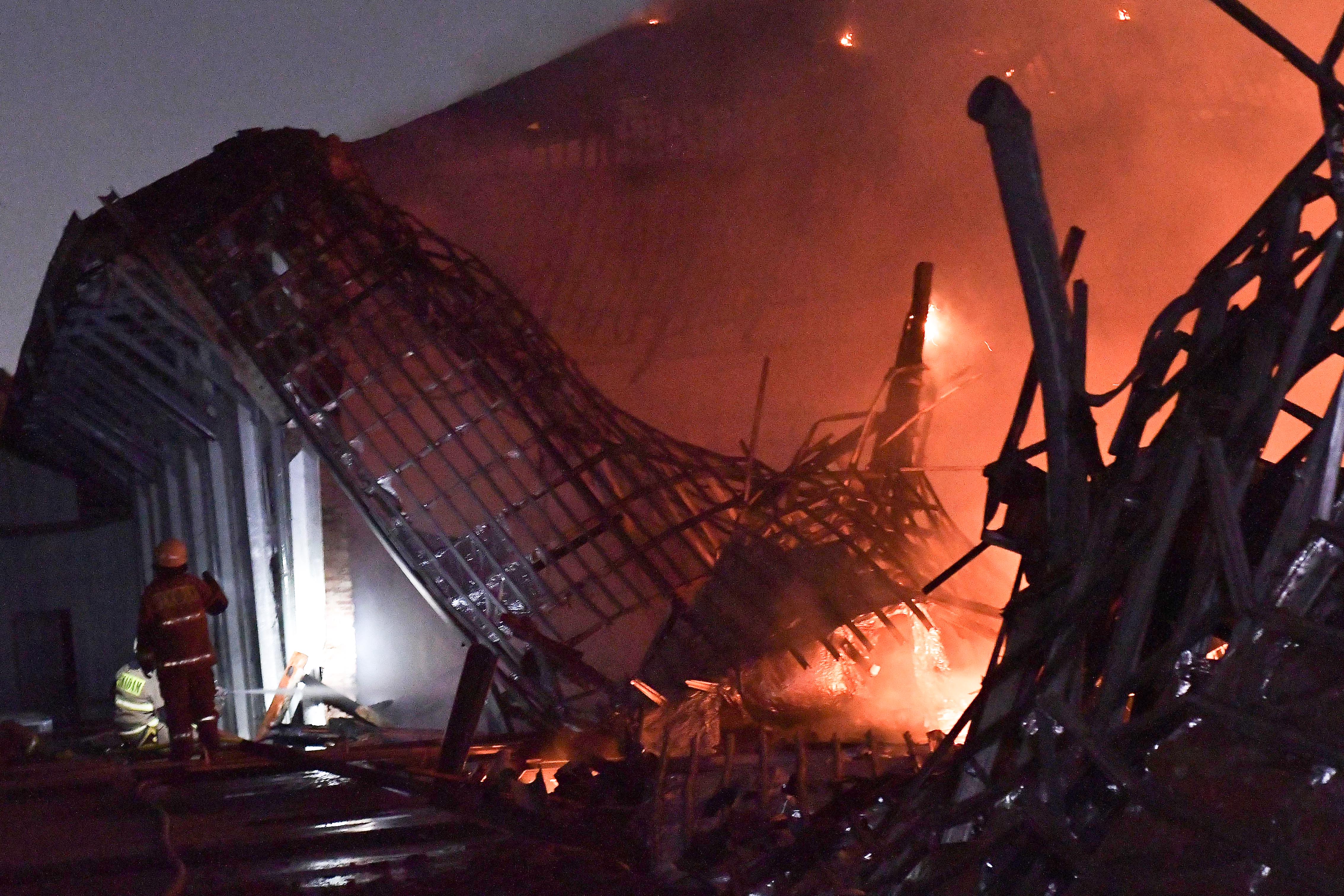 Sejumlah petugas pemadam kebakaran memadamkan api ketika terjadi kebakaran di Museum Nasional di Jakarta, Sabtu (16/9)