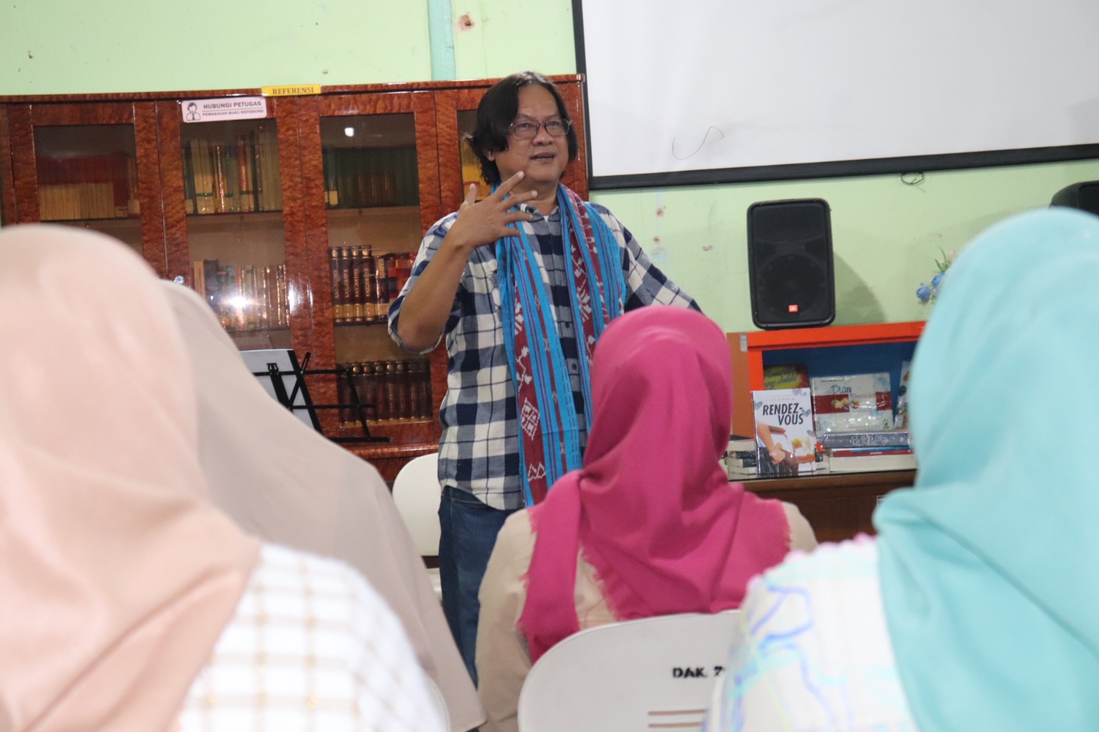 Gol A Gong, Duta Baca Indonesia, memberi pelatihan literasi di Sawahlunto, Sumatera Barat