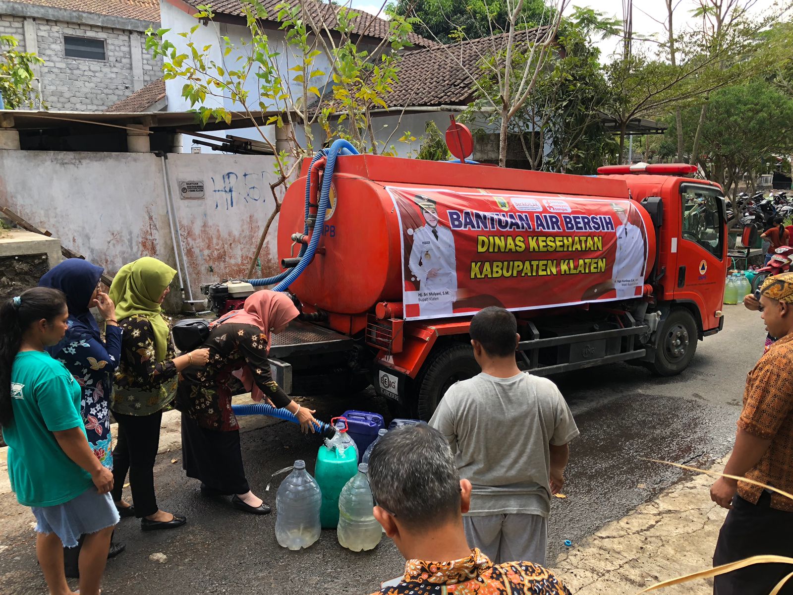 Penyaluran bantuan air bersih di Klaten
