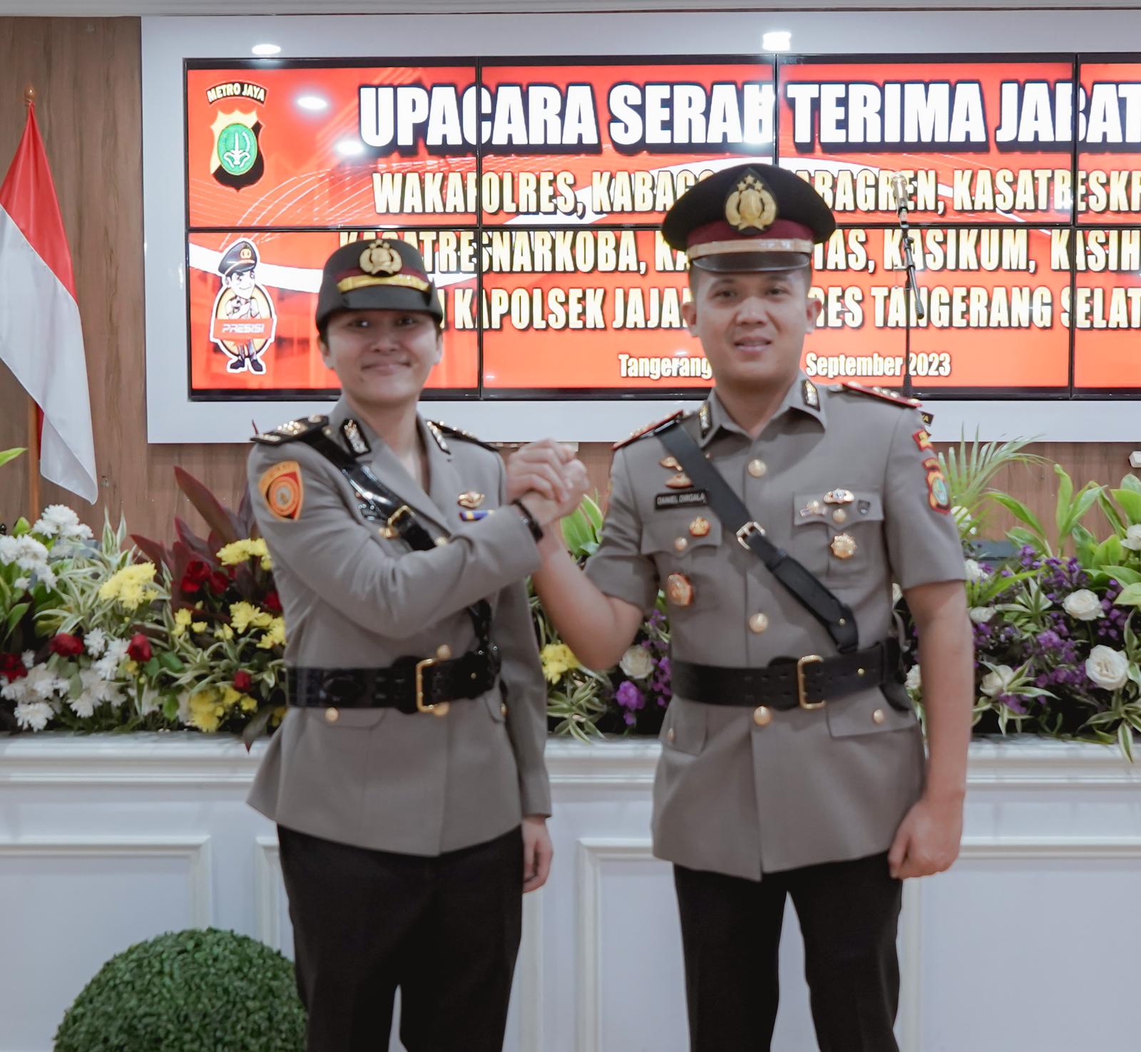 AKP Seala Syah Alam (kiri) saat menjabat Kapolsek Pagedangan, Kabupaten Tangerang. 