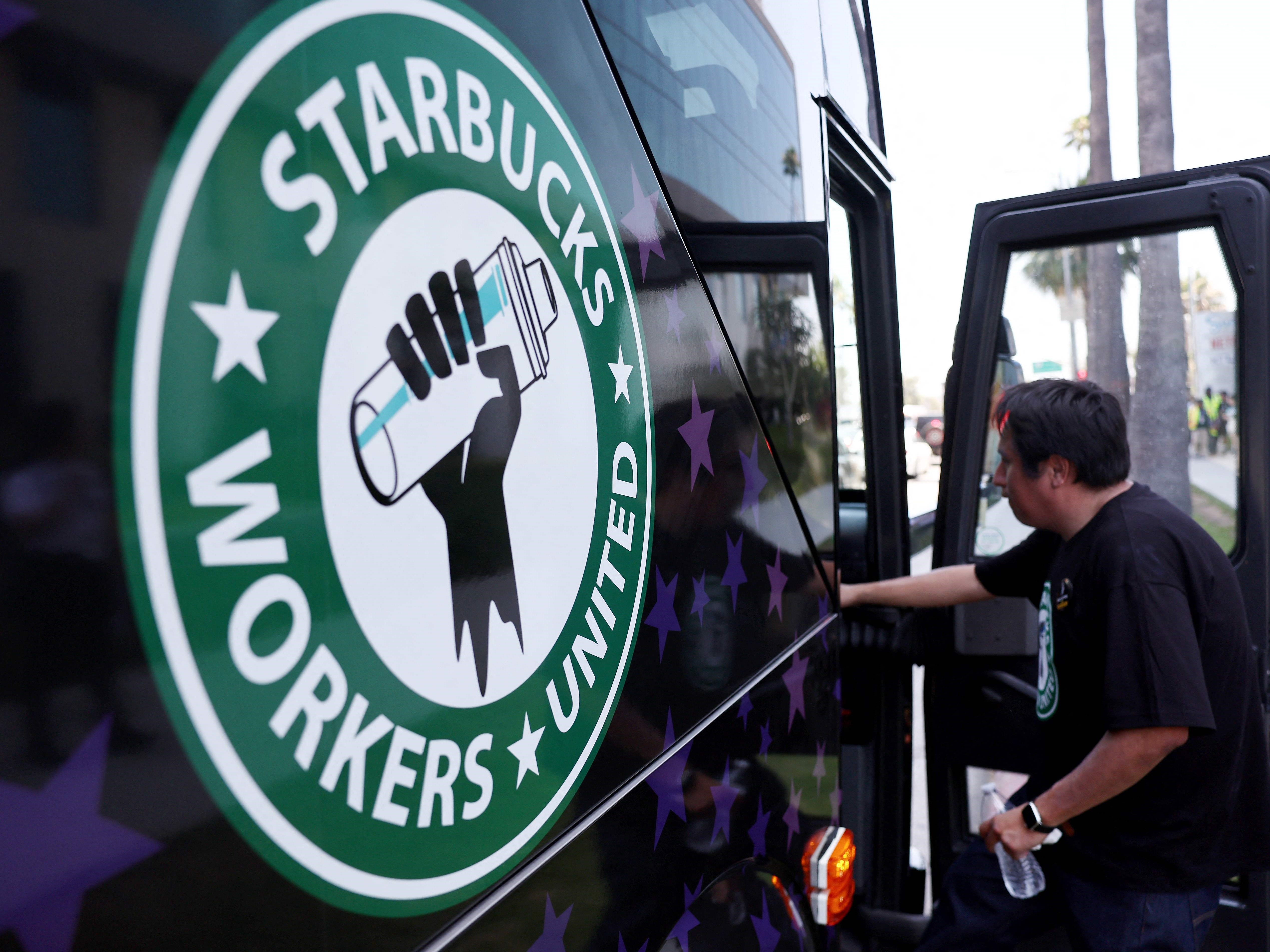 Seorang pekerja Starbucks menaiki bus serikat pekerja Starbucks.
