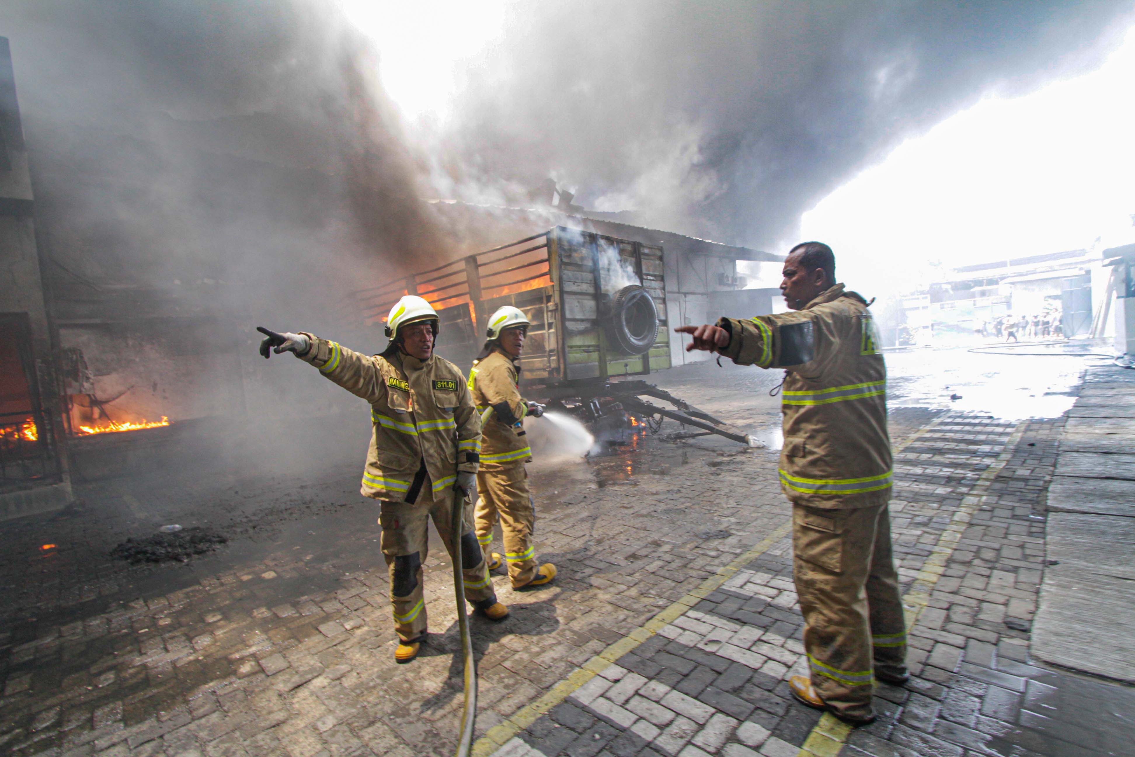 PABRIK SANDAL TERBAKAR DI JAKARTA UTARA.