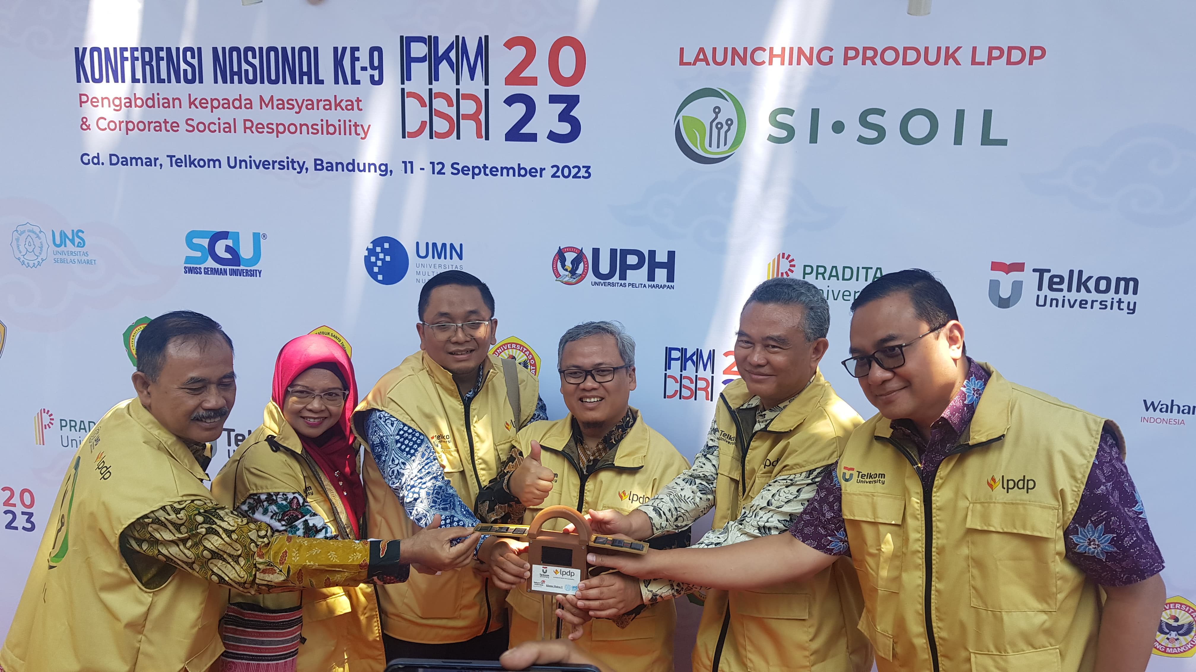 Dosen peneliti dari Telkom University bersama tim tengah memperlihatkan alat pendeteksi unsur hara natrium fosfor kalium (npk)