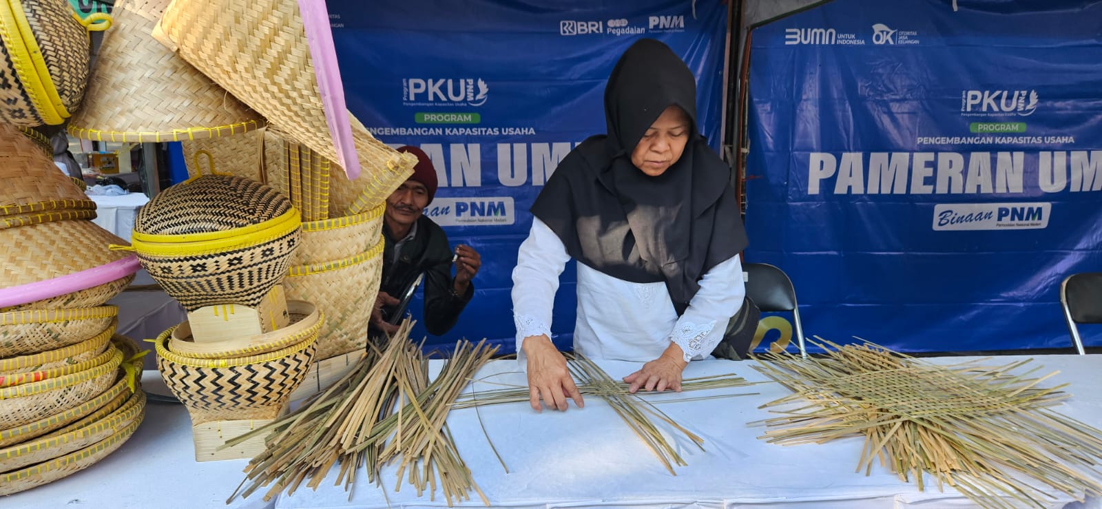 Nasabah PNM di Garut naik kelas lewat kerajinan anyaman bambu 