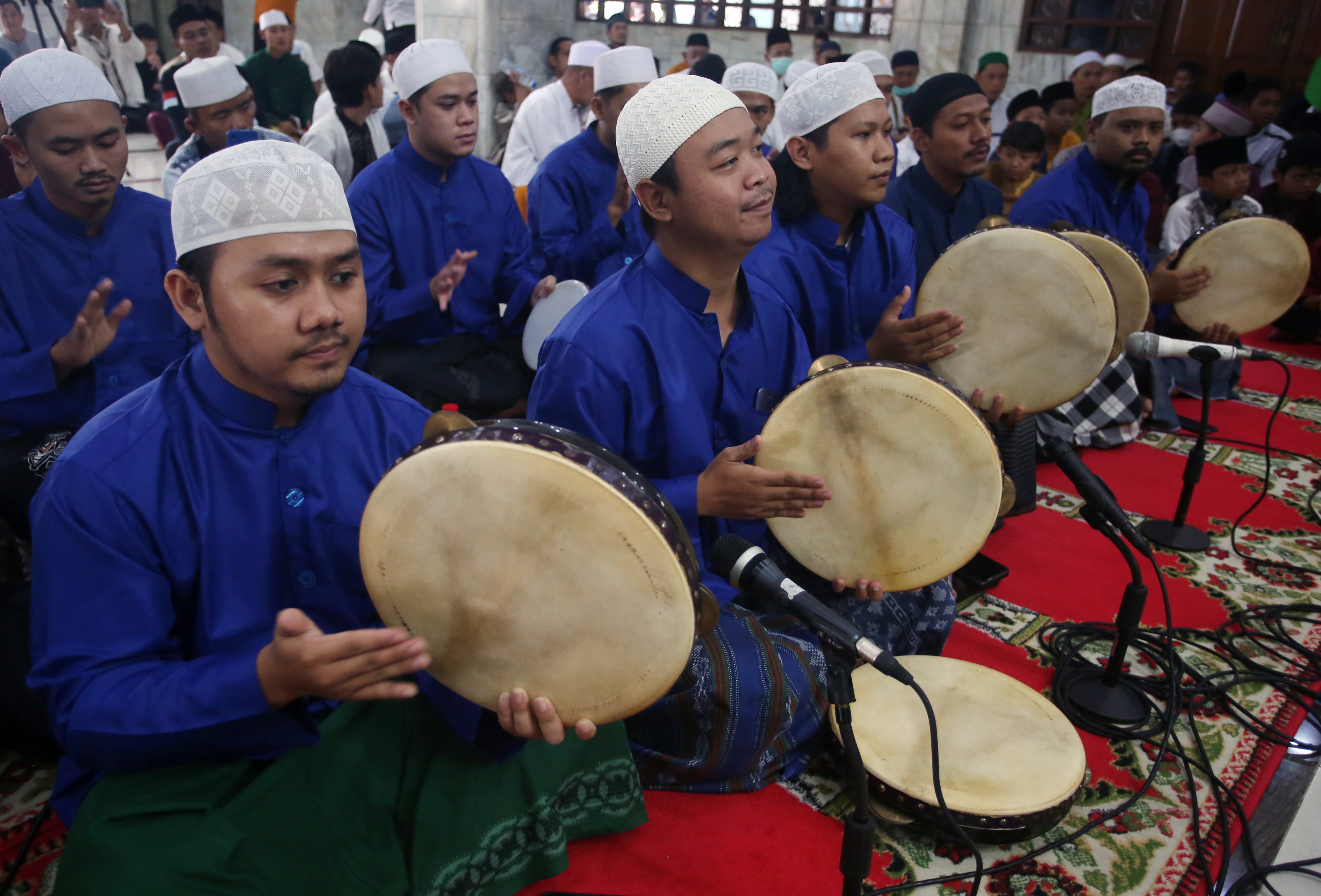 Remaja masjid bermain rebana mengiringi pembacaan risalah Maulid saat peringatan Maulid Nabi Muhammad SAW di Masjid Muyassarin, Jakarta.