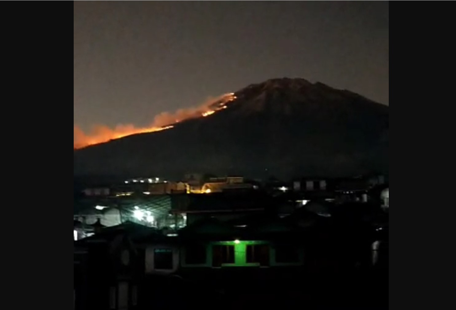 Wilayah hutan Gunung Sumbing wilayah BKPH Wonosobo, Jawa Tengah terbakar pada Jumat (1/9) malam.