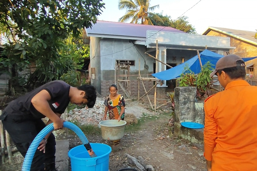 BPBD Bulukumba memberi bantuan air bersih kepada warga yang terdampak kekeringan.