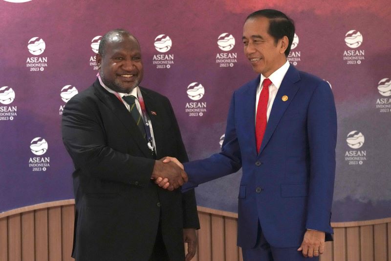 Presiden Jokowi berjabat tangan dengan PM Papua Nugini James Marape 