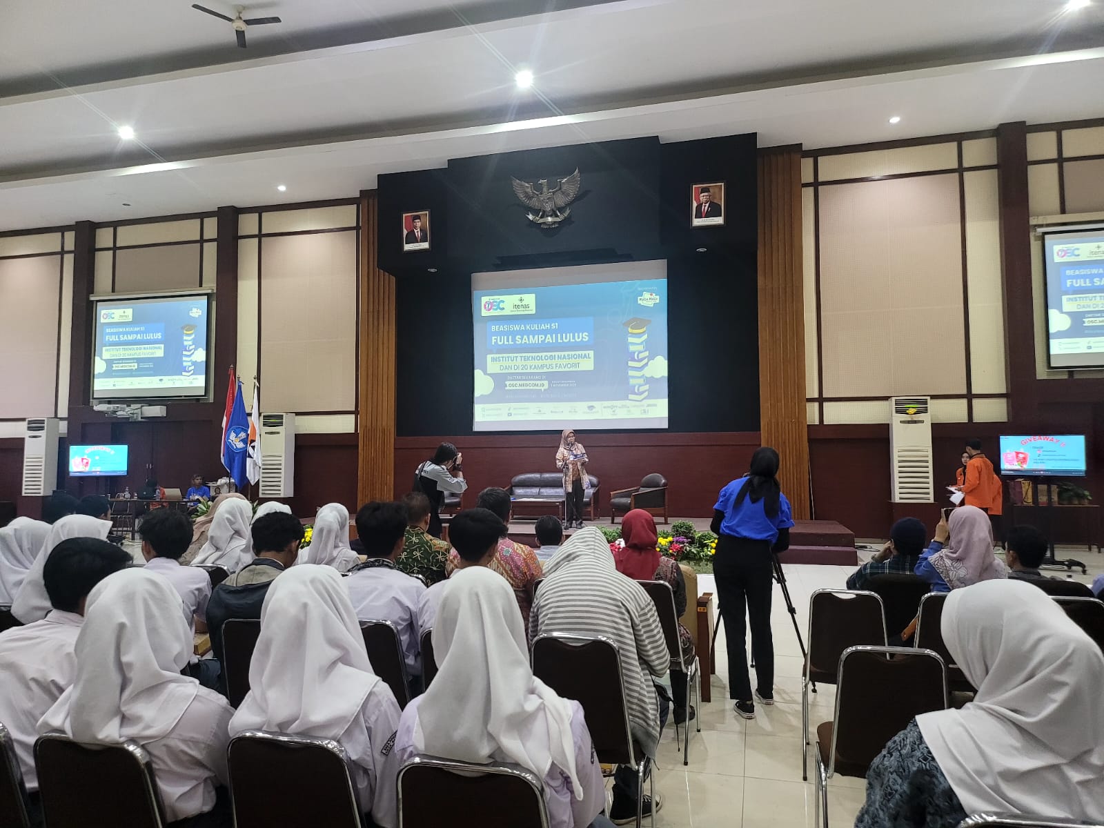 Rektor Itenas Prof Meilinda Nurbanasari memberikan sambutannya pada acara roadshow OSC Medcom.id 2023